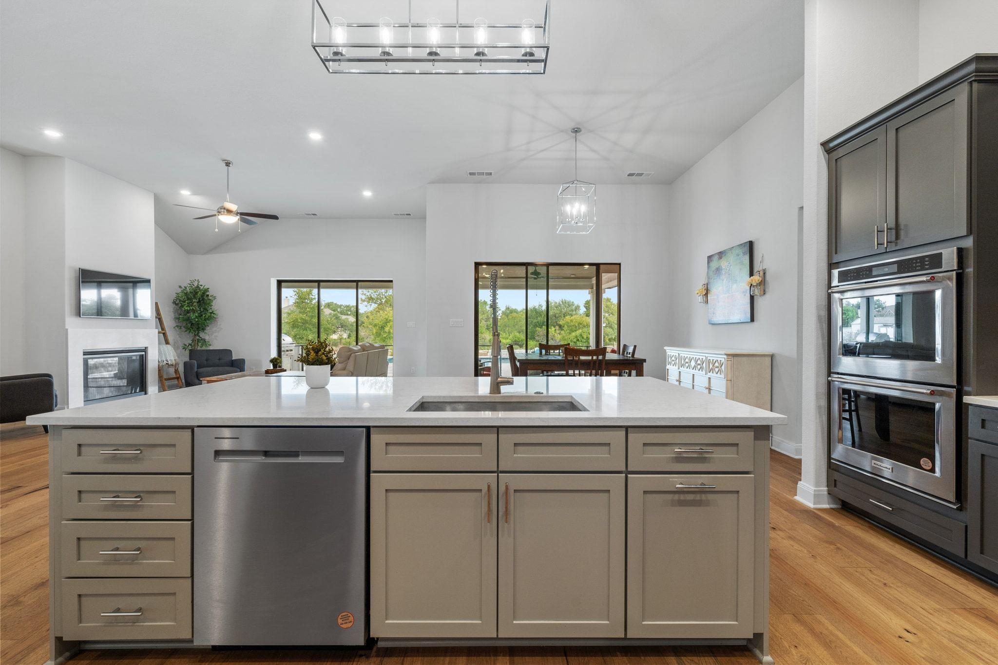 104 Rolling Hills Ct, Spicewood, TX 78669