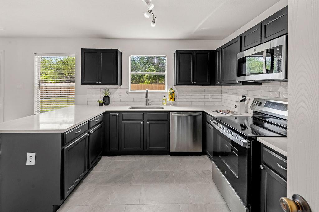 525 Meadow Park Dr, Georgetown, TX 78626