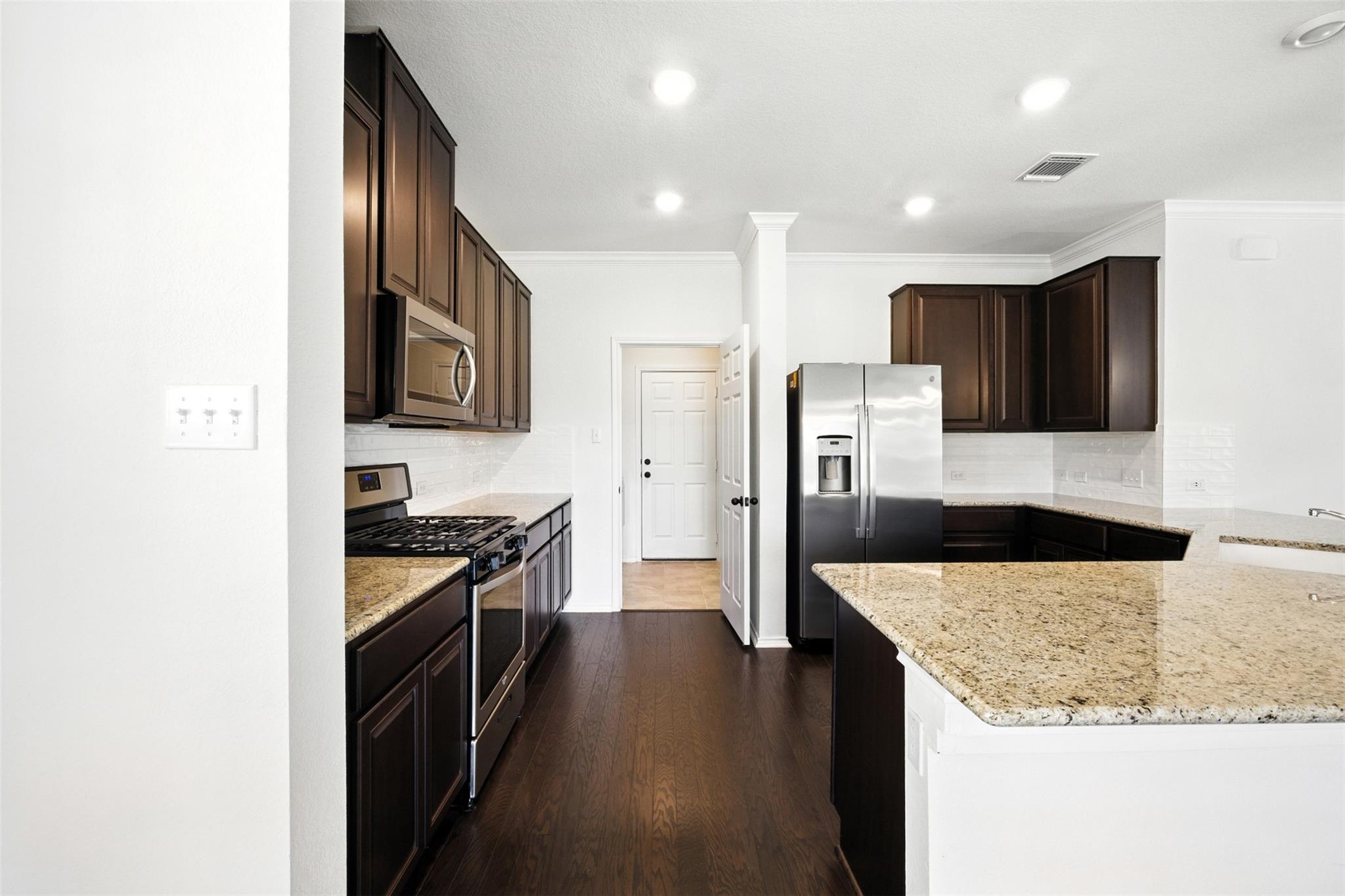 512 Lady Swiss Ln, Hutto, TX 78634