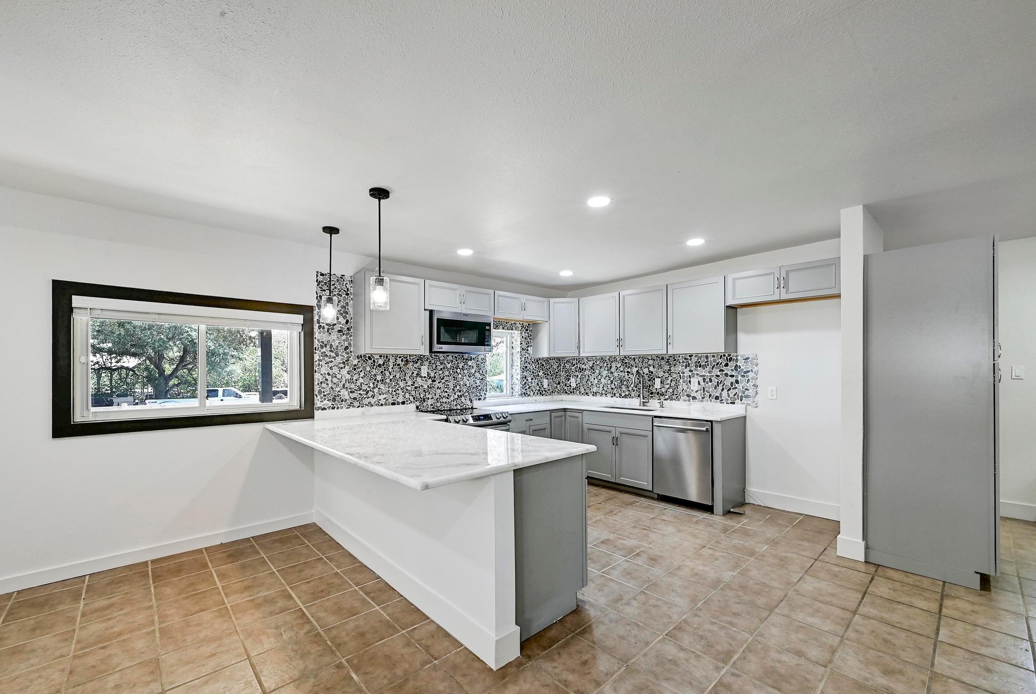 24701 Martin Ln, Spicewood, TX 78669