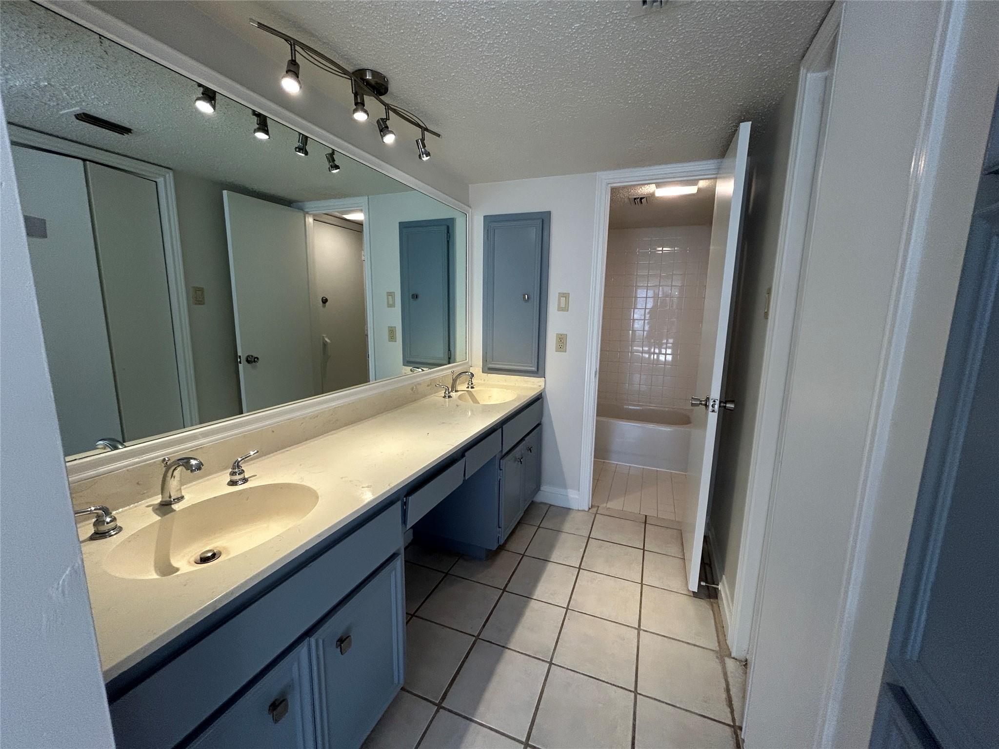 193 WORLD OF TENNIS Sq, Lakeway, TX 78738