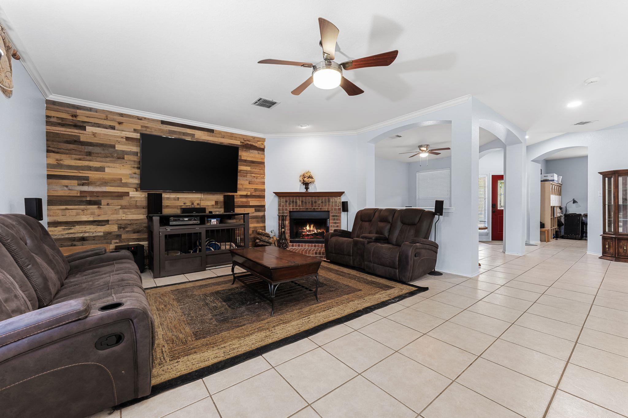 112 Floating Leaf Dr, Hutto, TX 78634