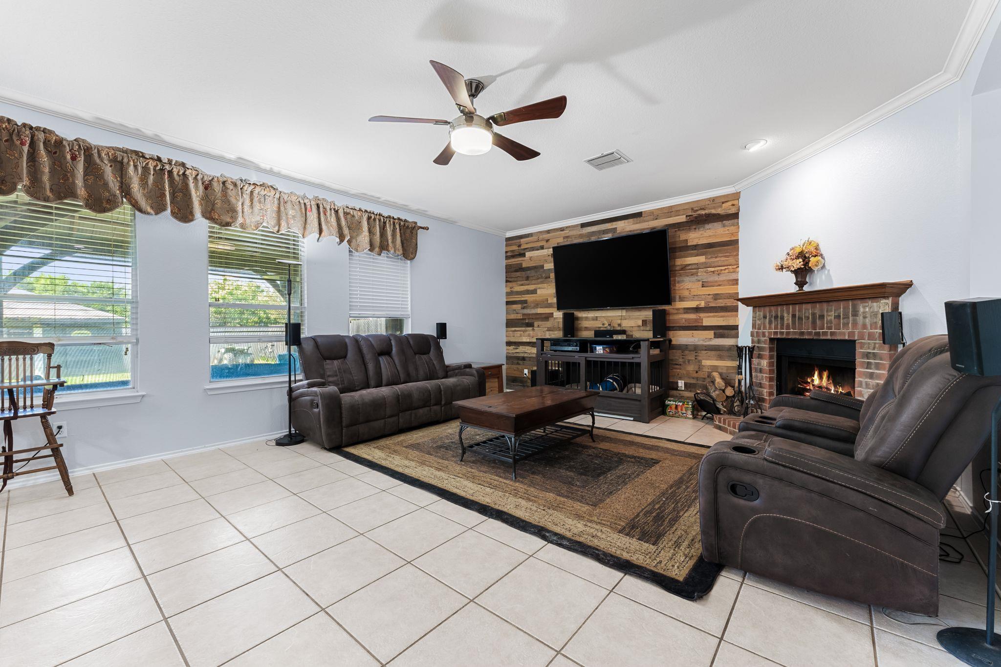 112 Floating Leaf Dr, Hutto, TX 78634