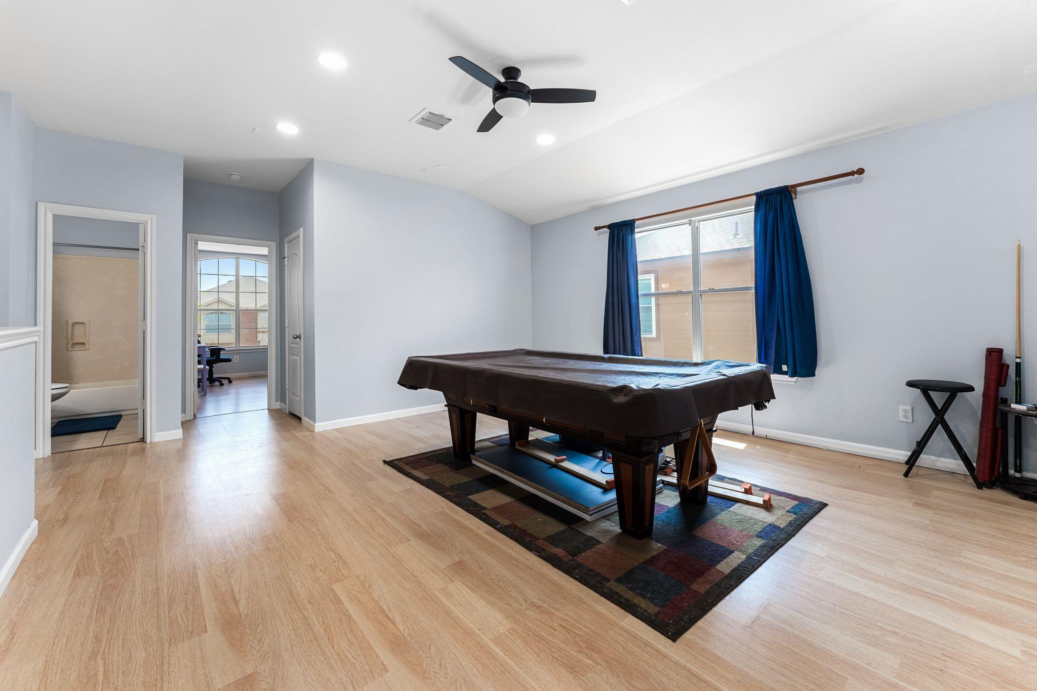 112 Floating Leaf Dr, Hutto, TX 78634