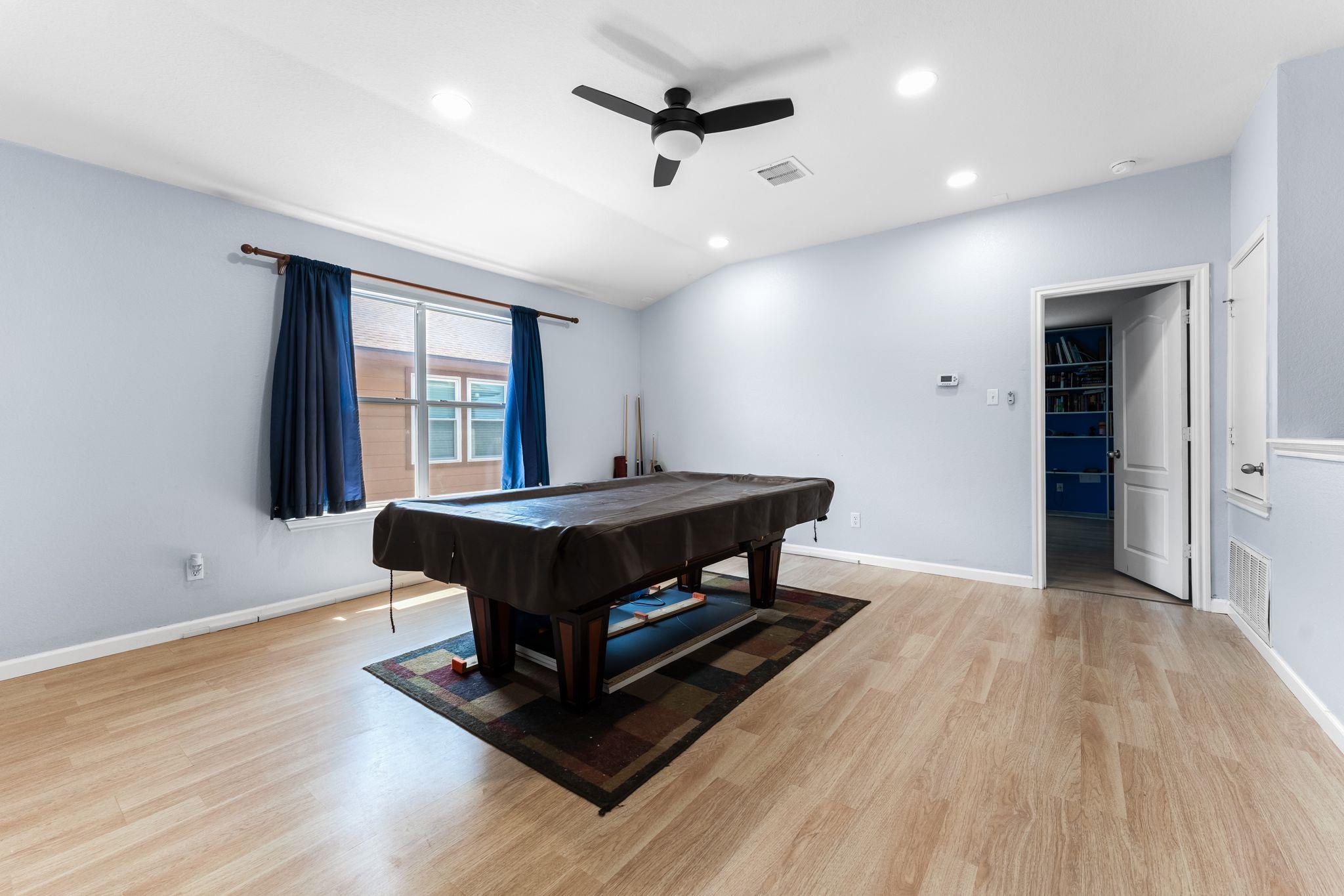 112 Floating Leaf Dr, Hutto, TX 78634