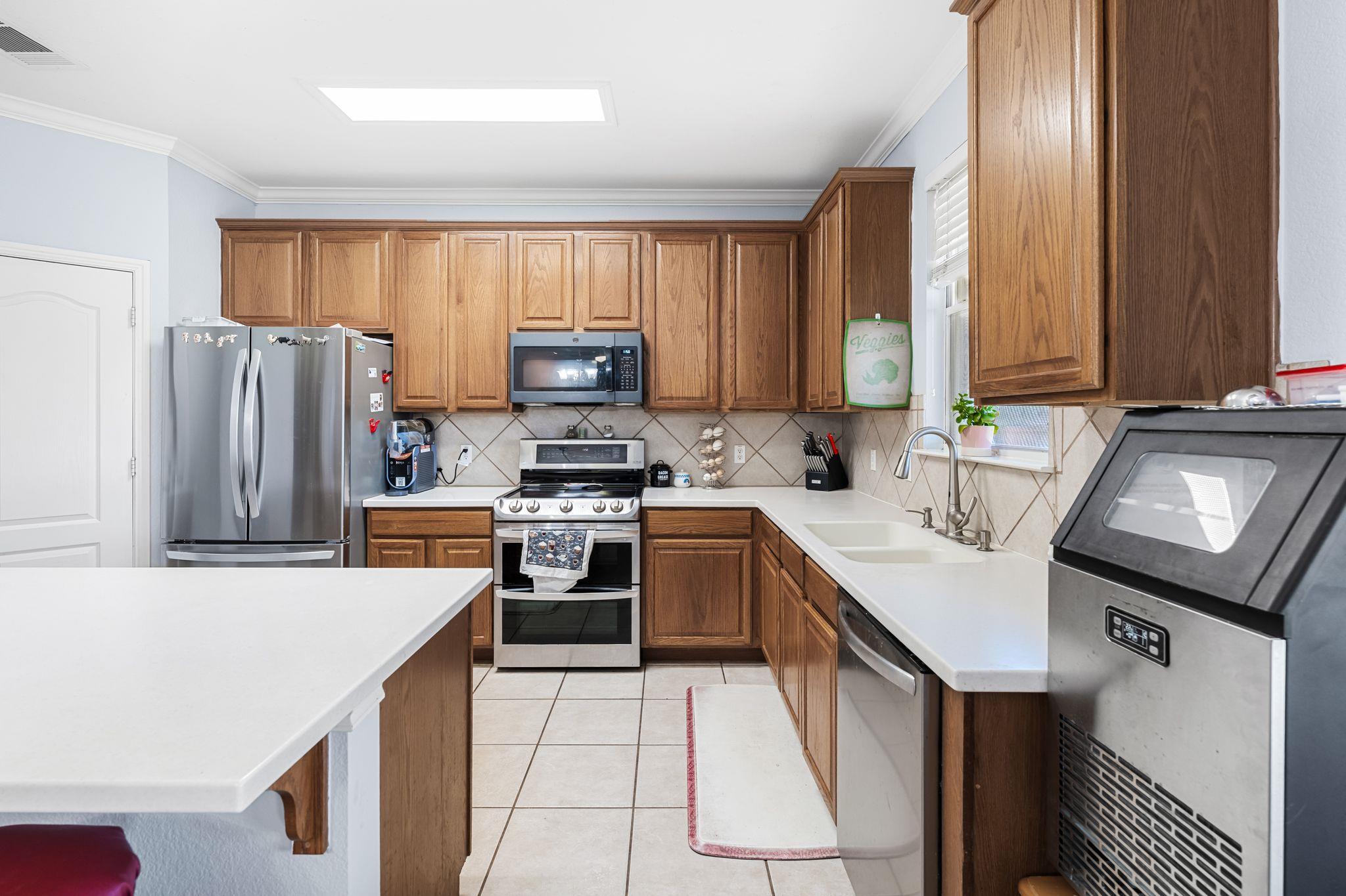 112 Floating Leaf Dr, Hutto, TX 78634