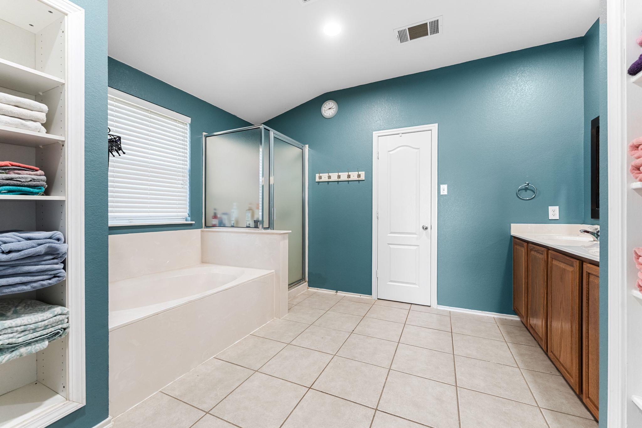 112 Floating Leaf Dr, Hutto, TX 78634