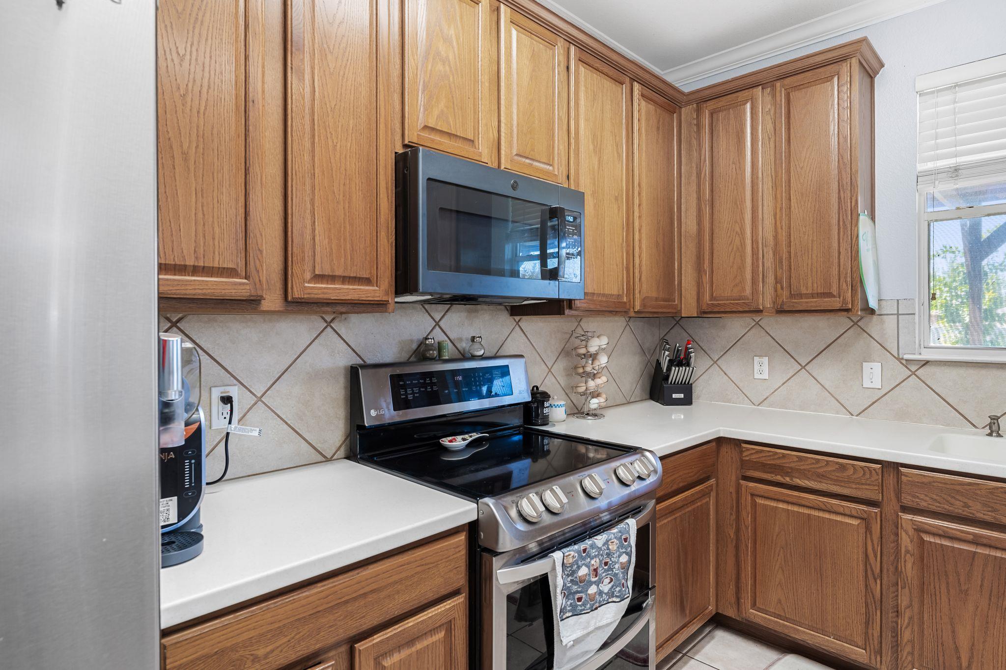 112 Floating Leaf Dr, Hutto, TX 78634