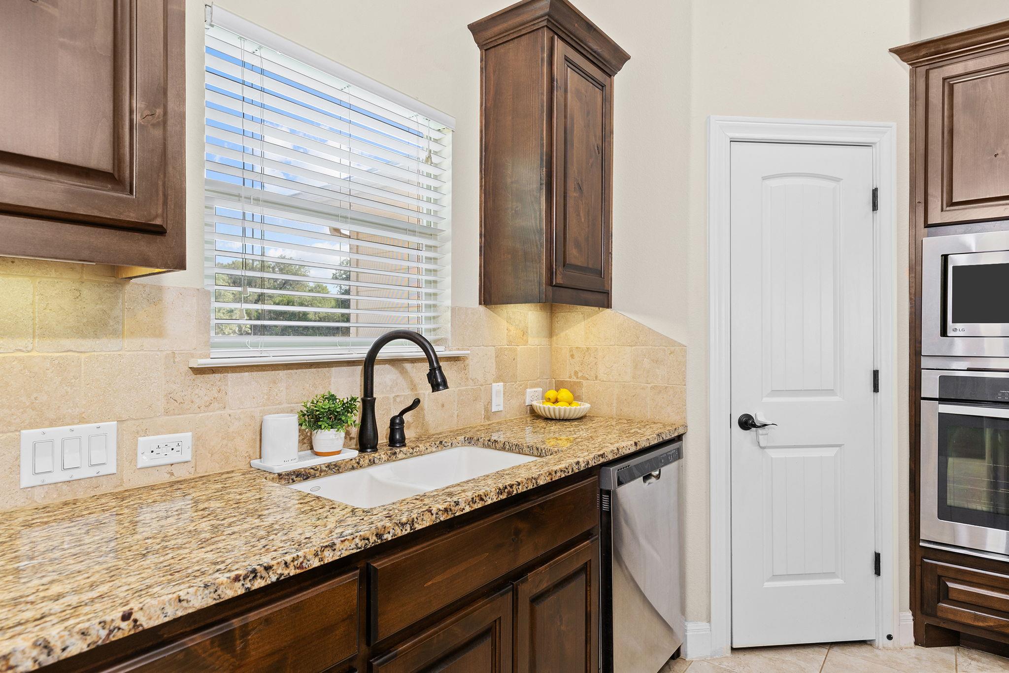 206 Campo Colinas Dr, Bertram, TX 78605