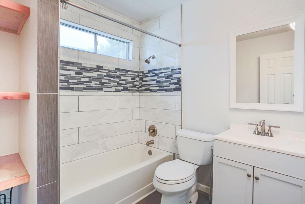 215 Estate Dr, Hutto, TX 78634