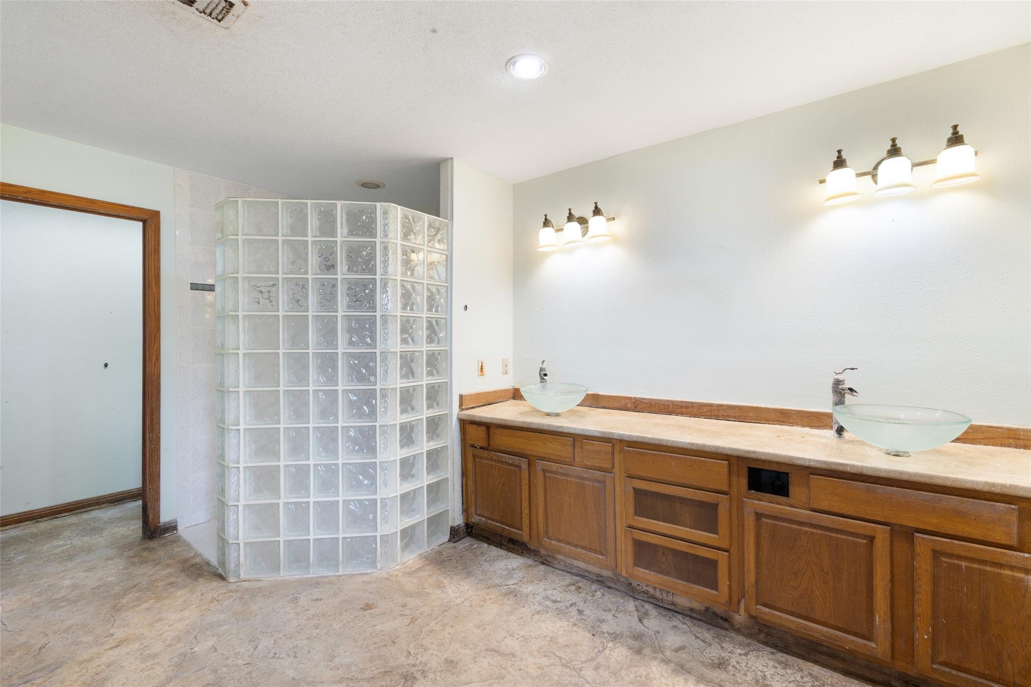 404 Red Bud Trl, Blanco, TX 78606