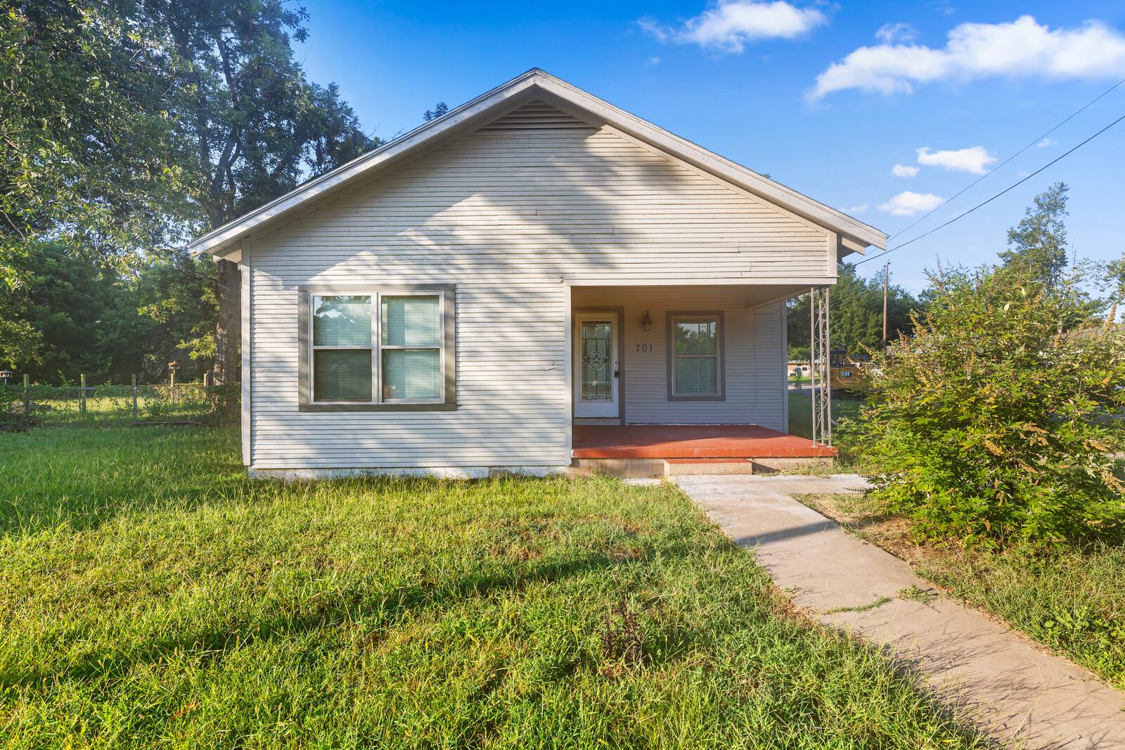 701 E 15th St, Cameron, TX 76520