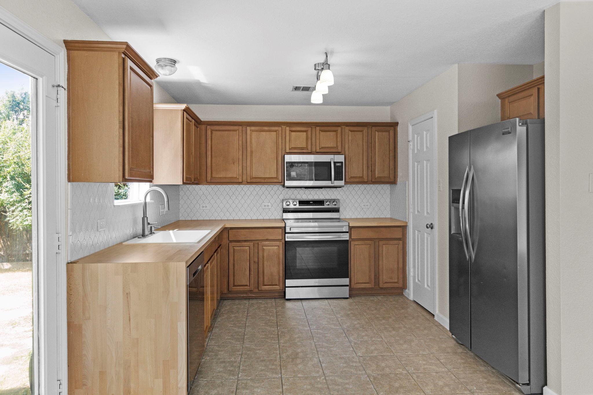 914 Aiken Dr, Leander, TX 78641