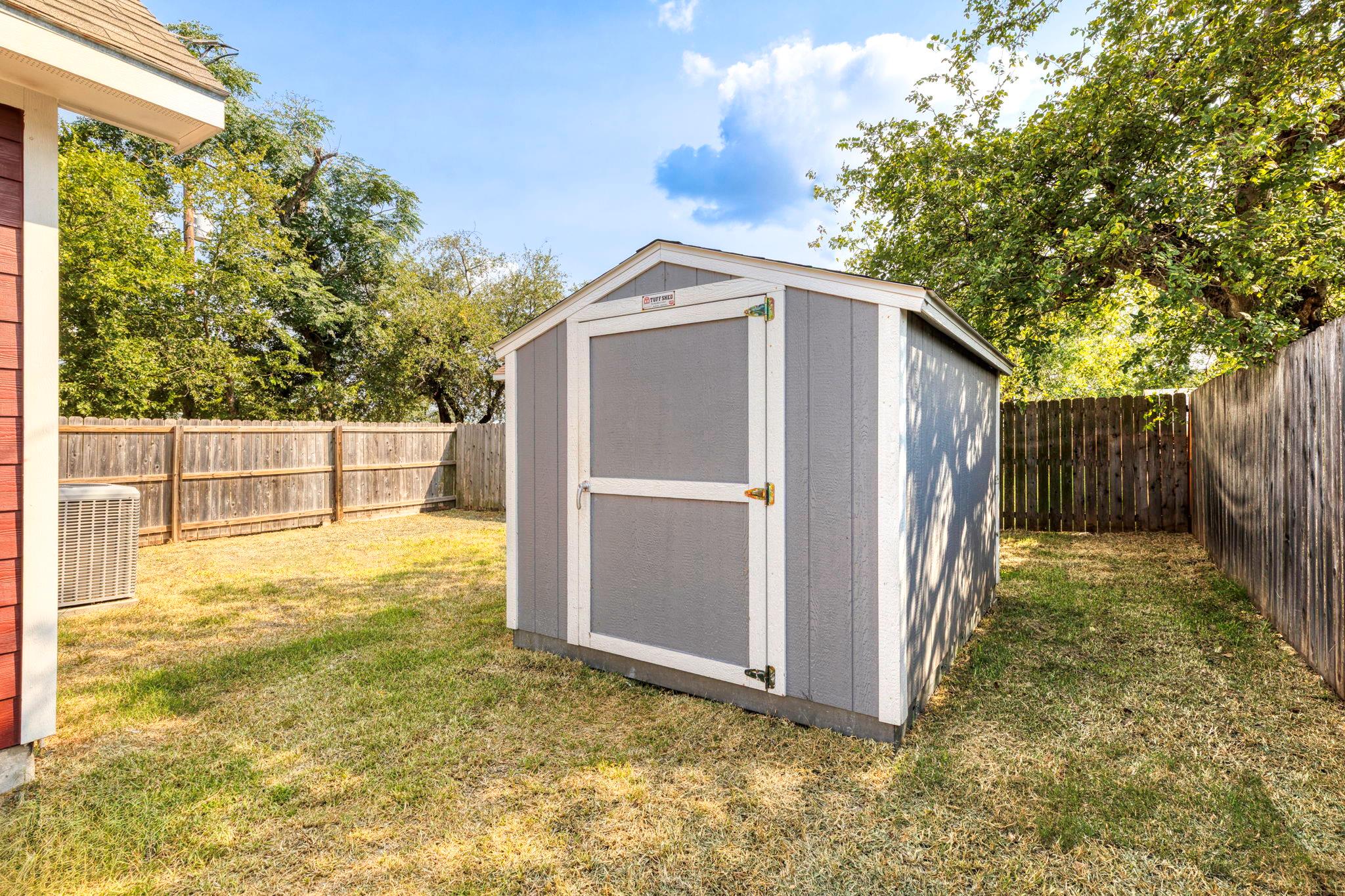 1628 Armstrong St, Luling, TX 78648