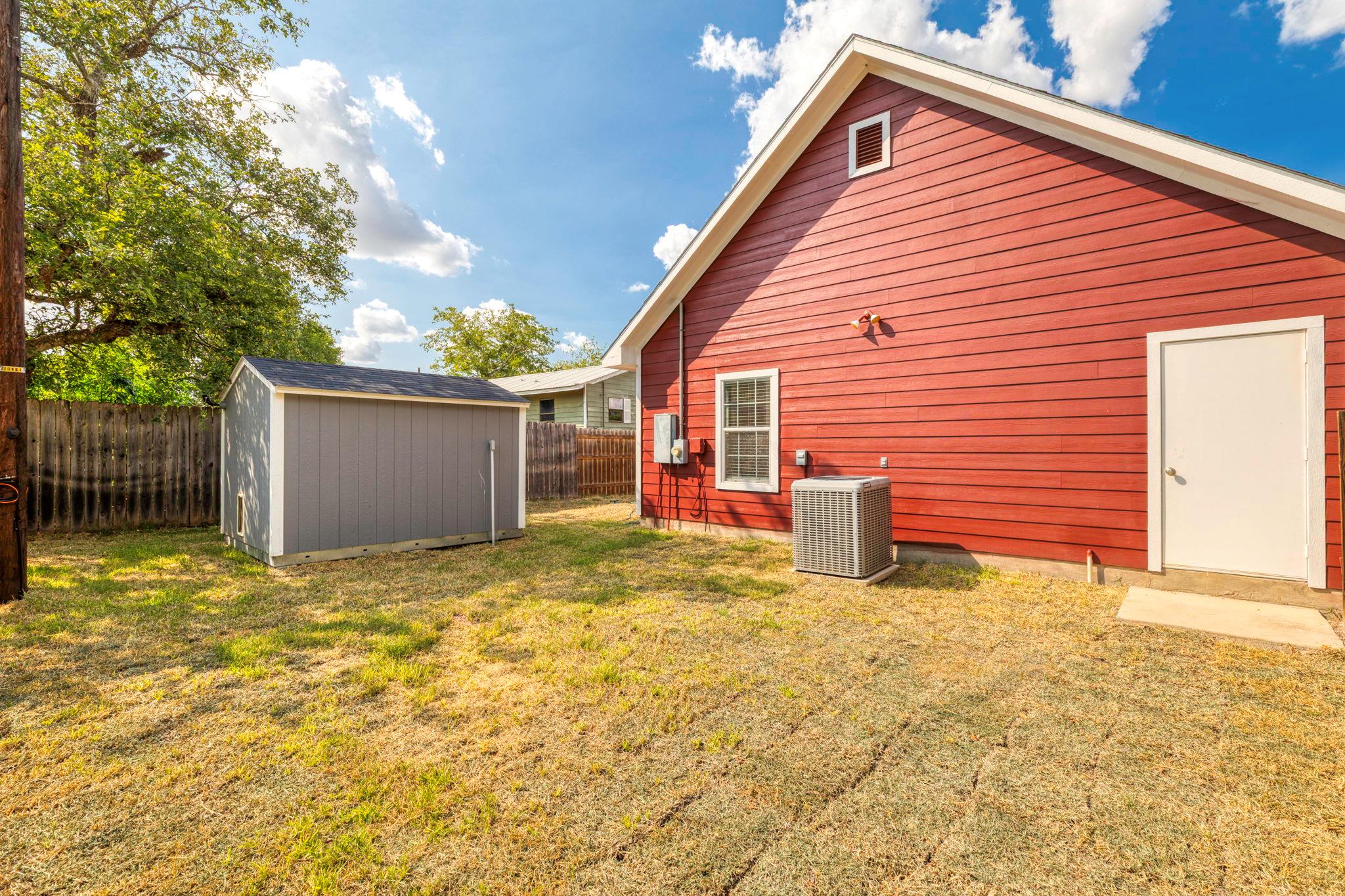 1628 Armstrong St, Luling, TX 78648