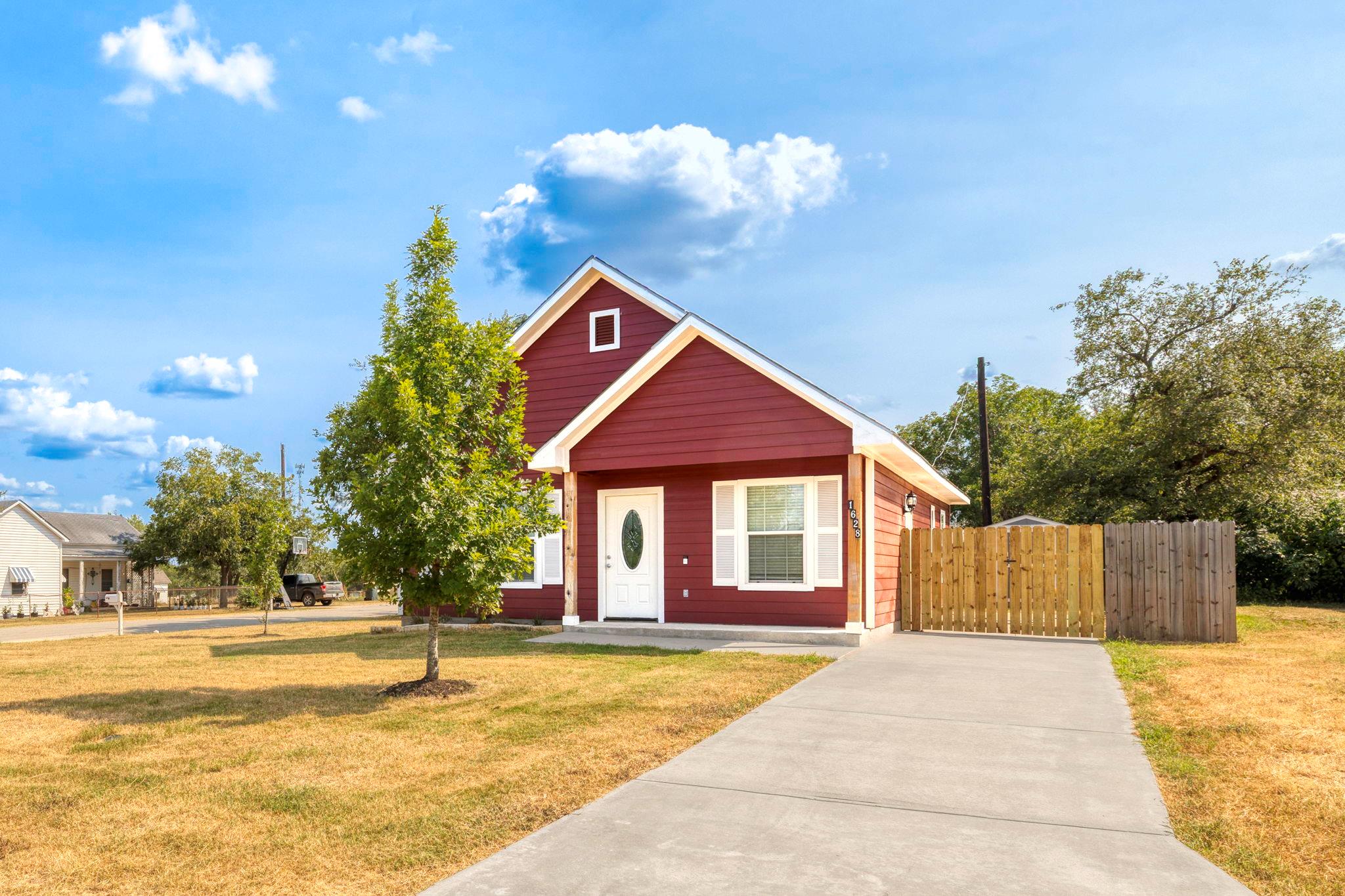 1628 Armstrong St, Luling, TX 78648