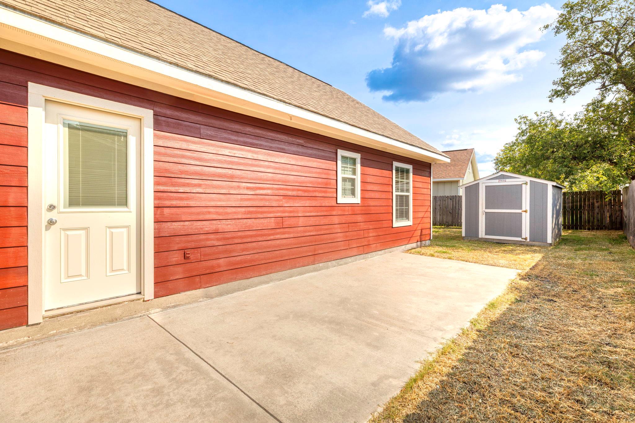 1628 Armstrong St, Luling, TX 78648