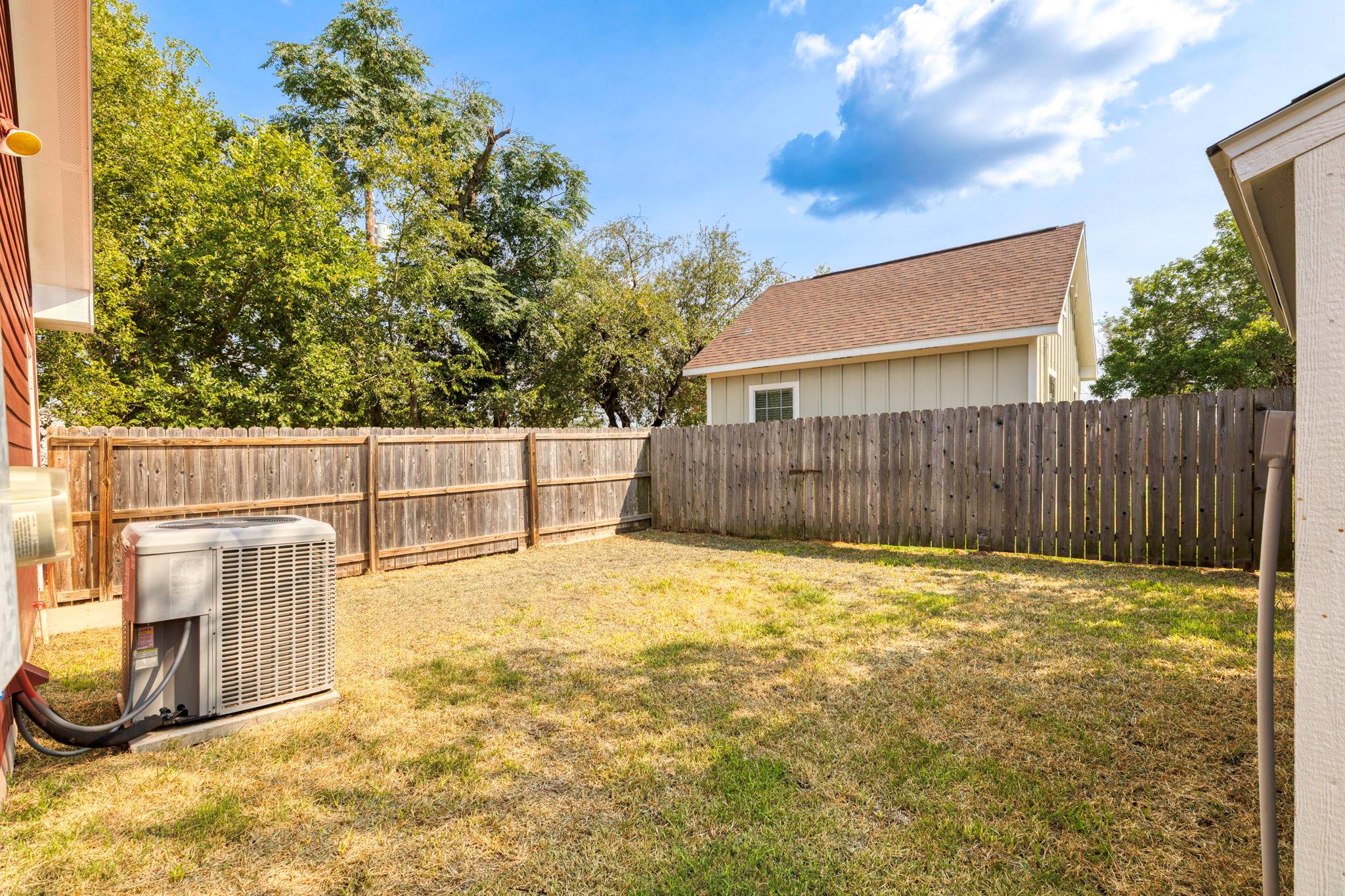 1628 Armstrong St, Luling, TX 78648