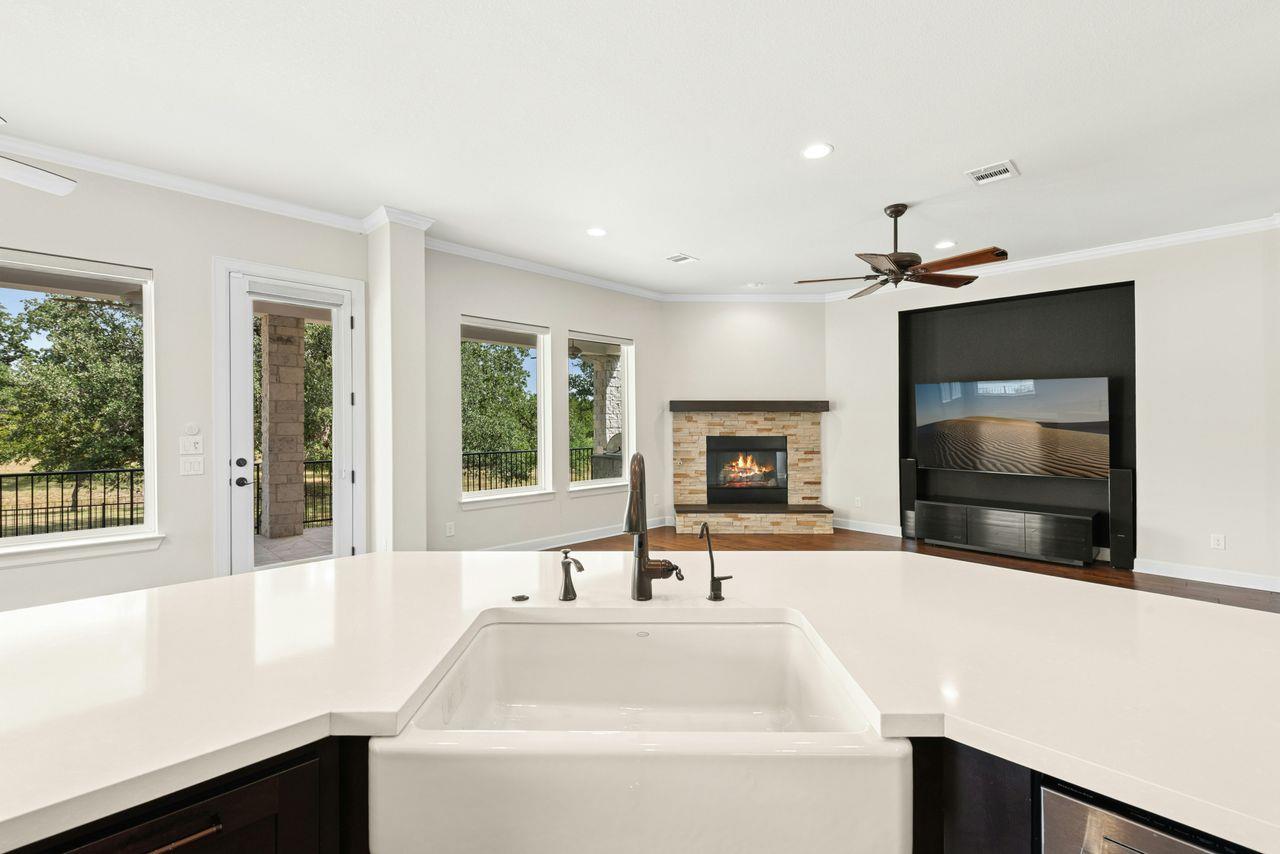 208 Double Horn Trl, Spicewood, TX 78669