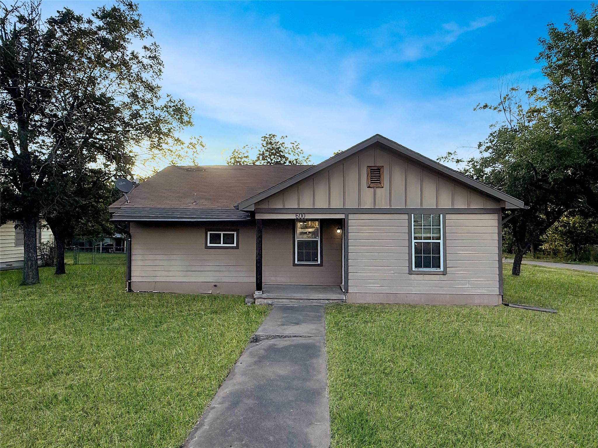 600 Sloan St, Taylor, TX 76574