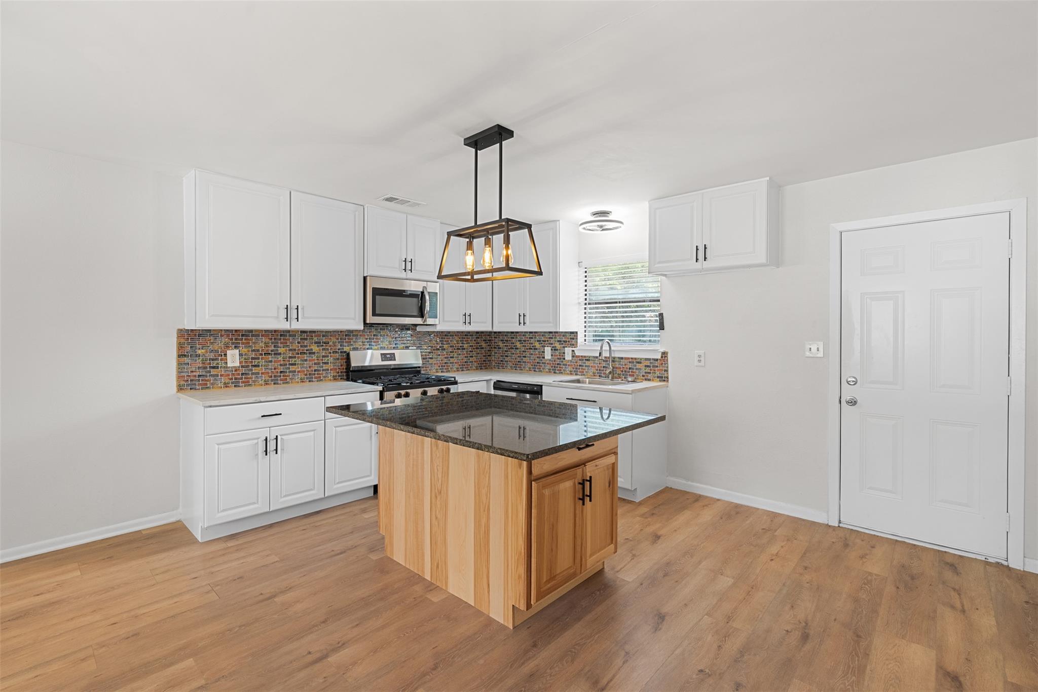 806 W 8th St, Georgetown, TX 78626