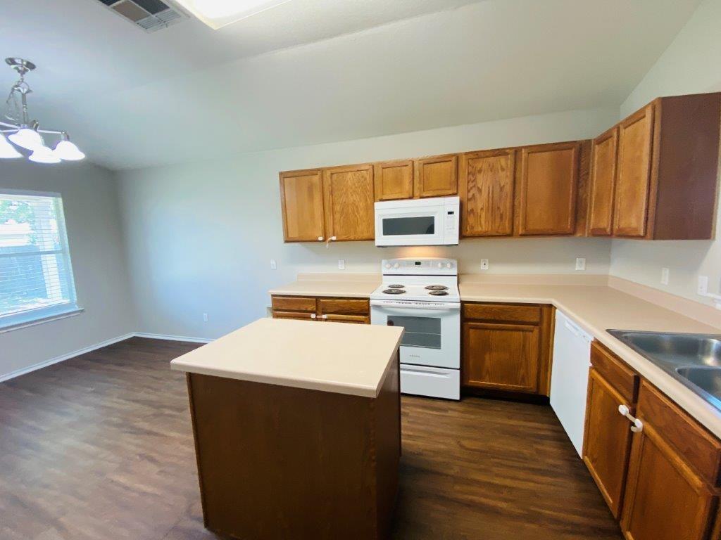 124 Easy St, Hutto, TX 78634