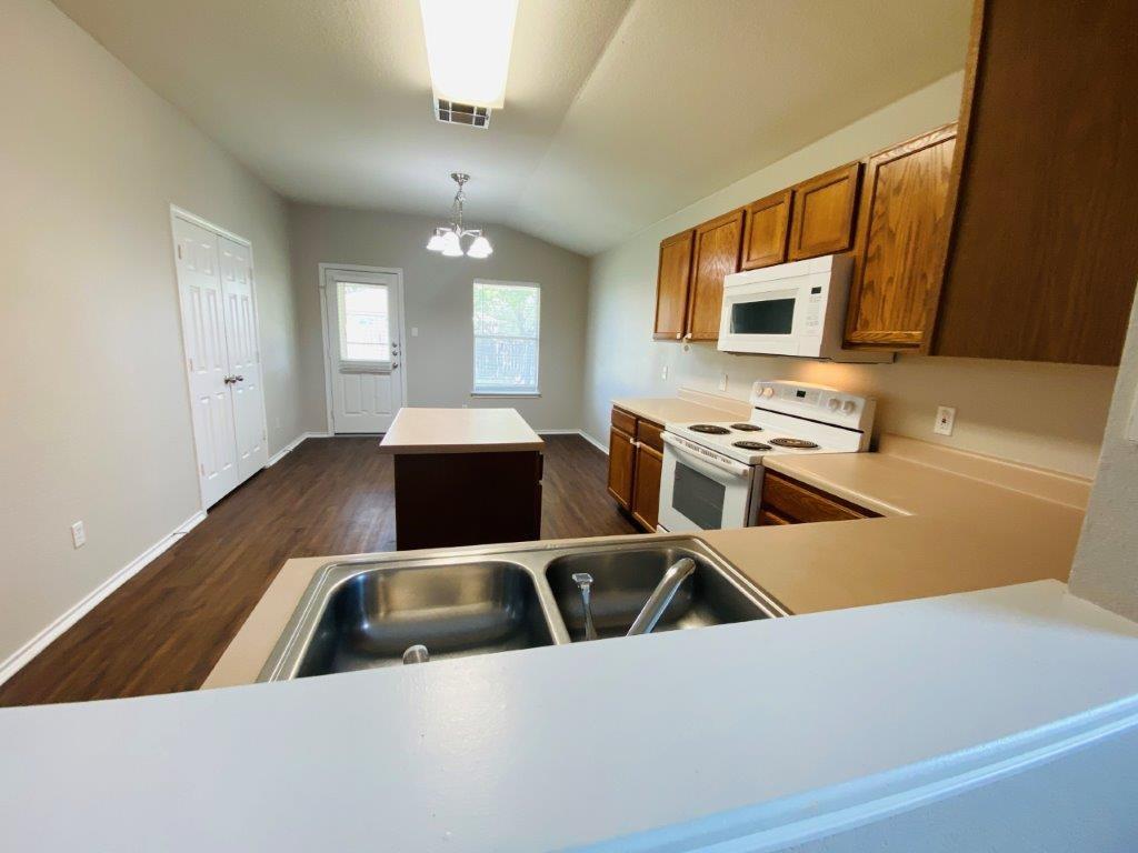 124 Easy St, Hutto, TX 78634