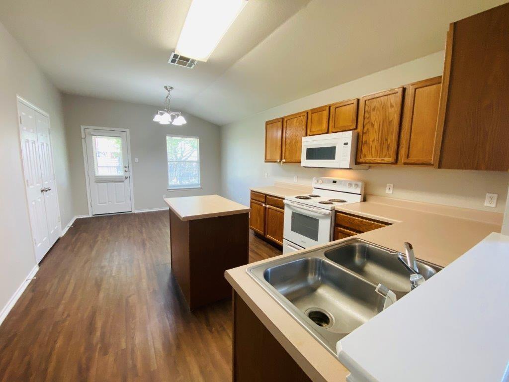 124 Easy St, Hutto, TX 78634