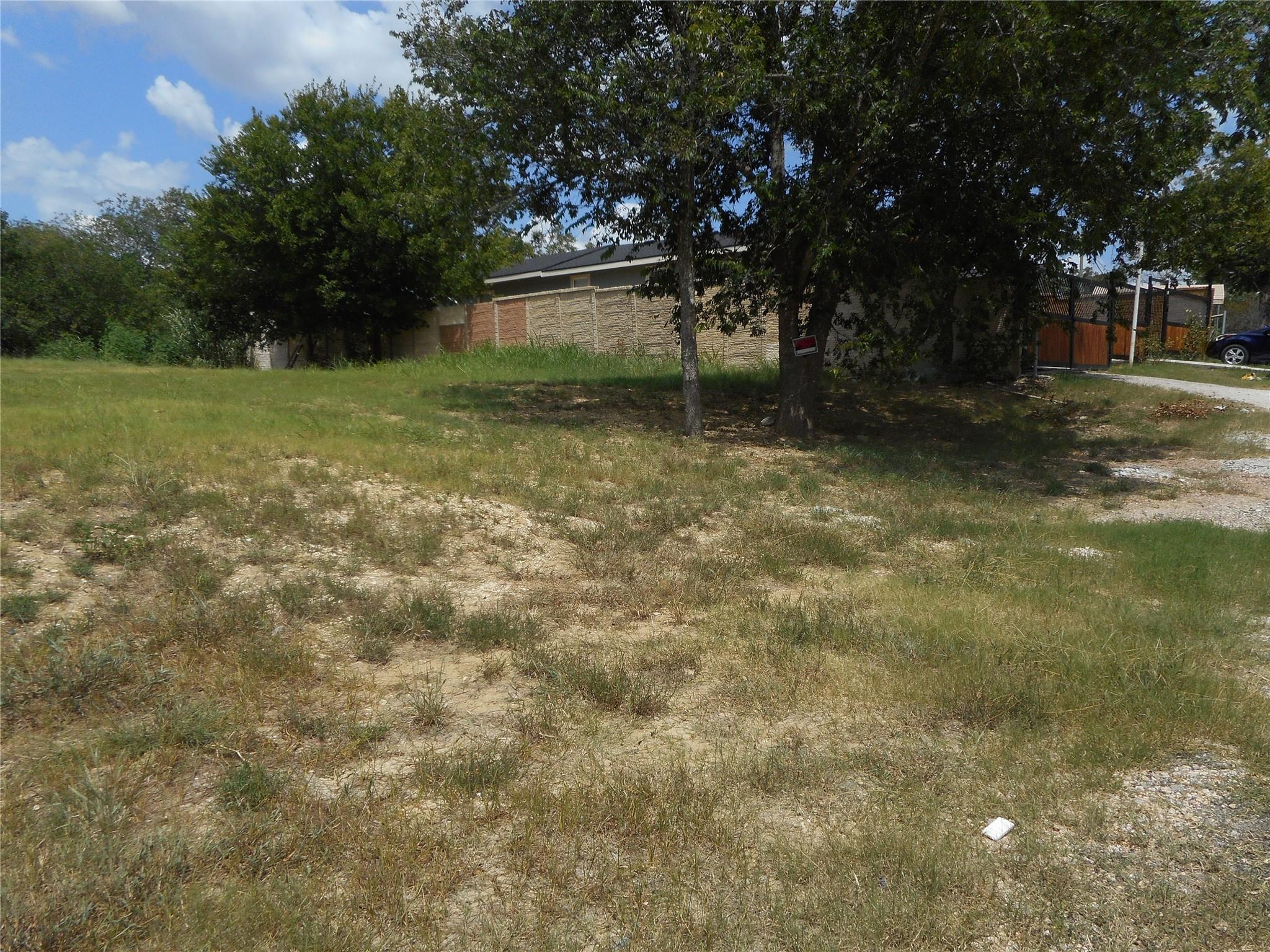 808 W Maple St, Taylor, TX 76574