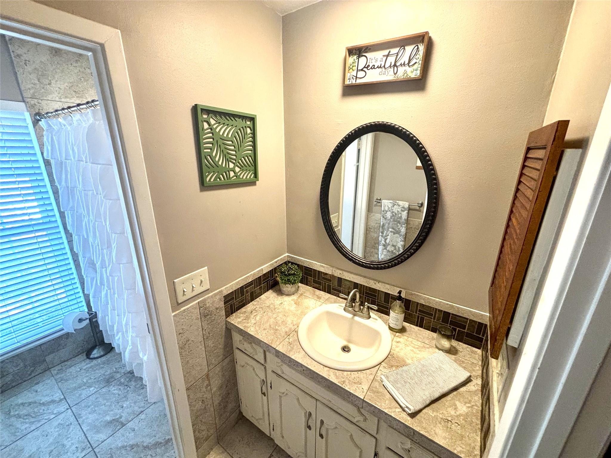 175 Columbus St, McDade, TX 78650