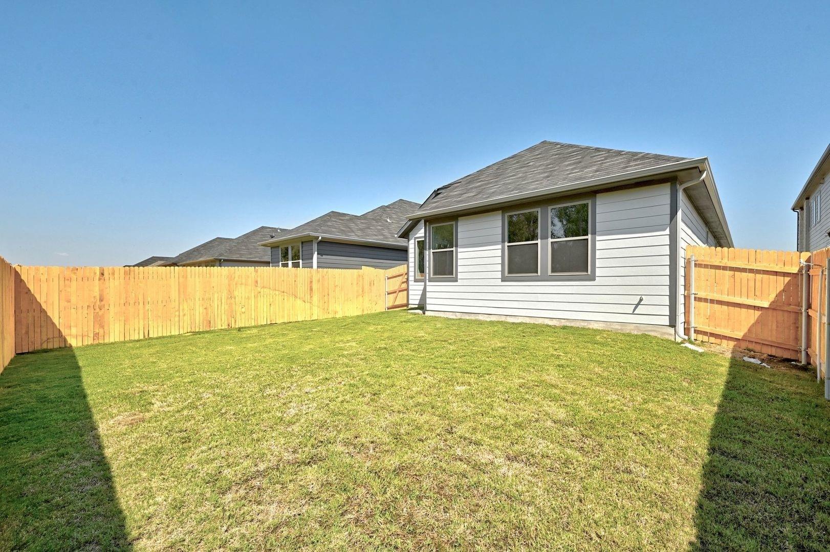 320 Bendecido Loop, Elgin, TX 78621