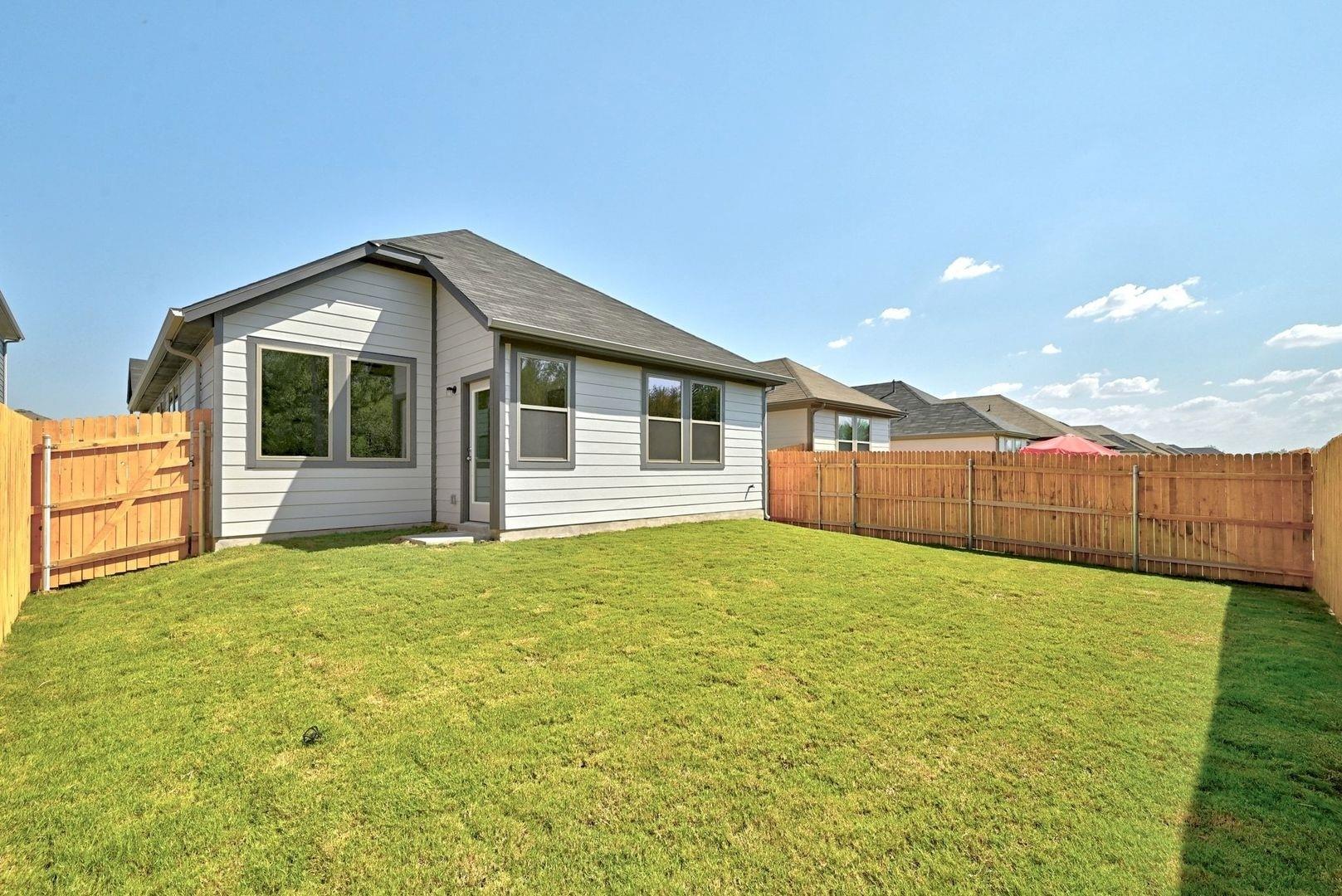 320 Bendecido Loop, Elgin, TX 78621