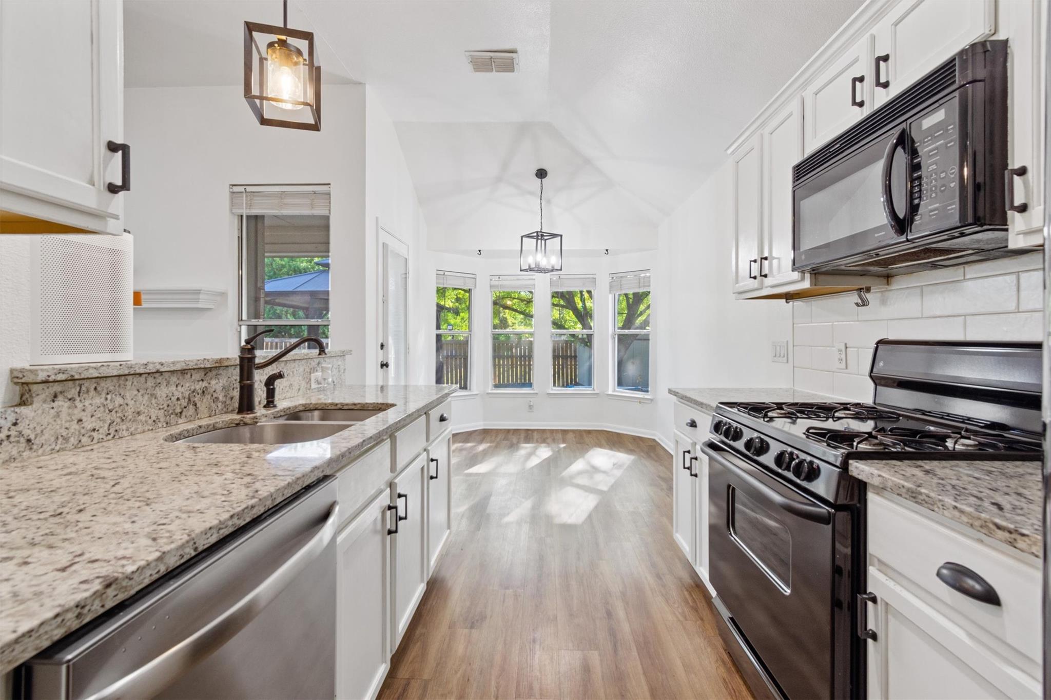 221 Dashelle Run, Kyle, TX 78640