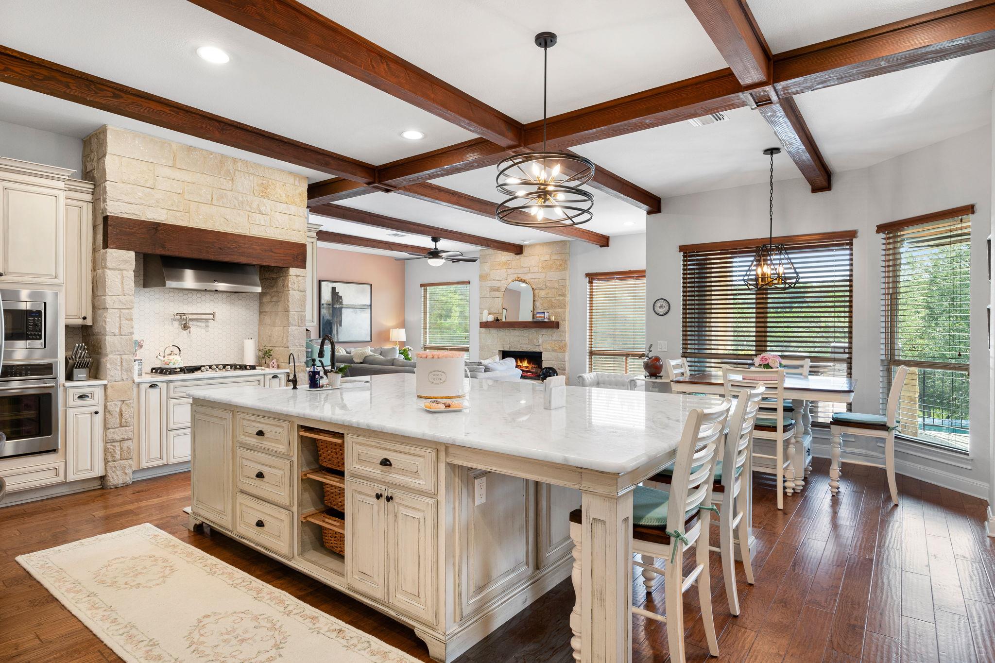 5240 Diamante Dr, Spicewood, TX 78669