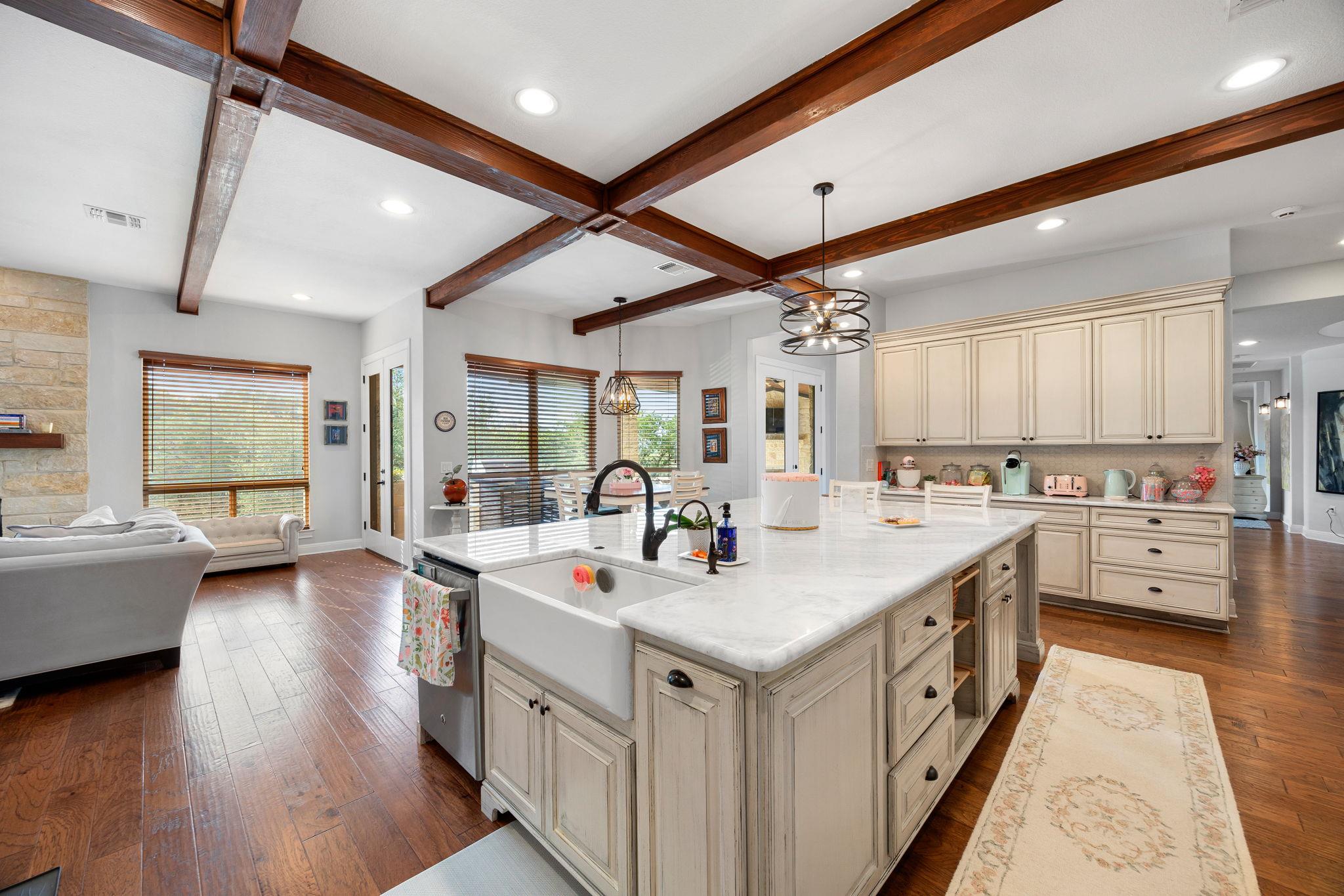 5240 Diamante Dr, Spicewood, TX 78669