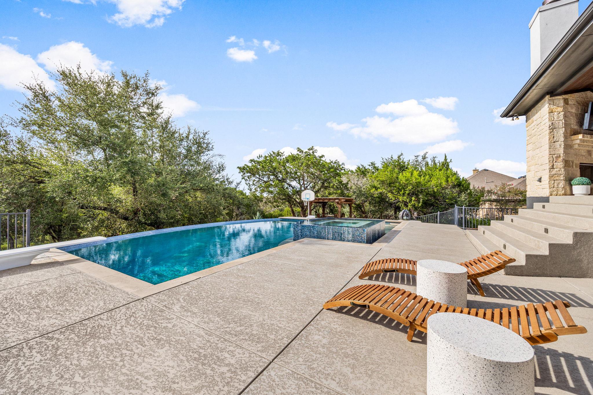 5240 Diamante Dr, Spicewood, TX 78669