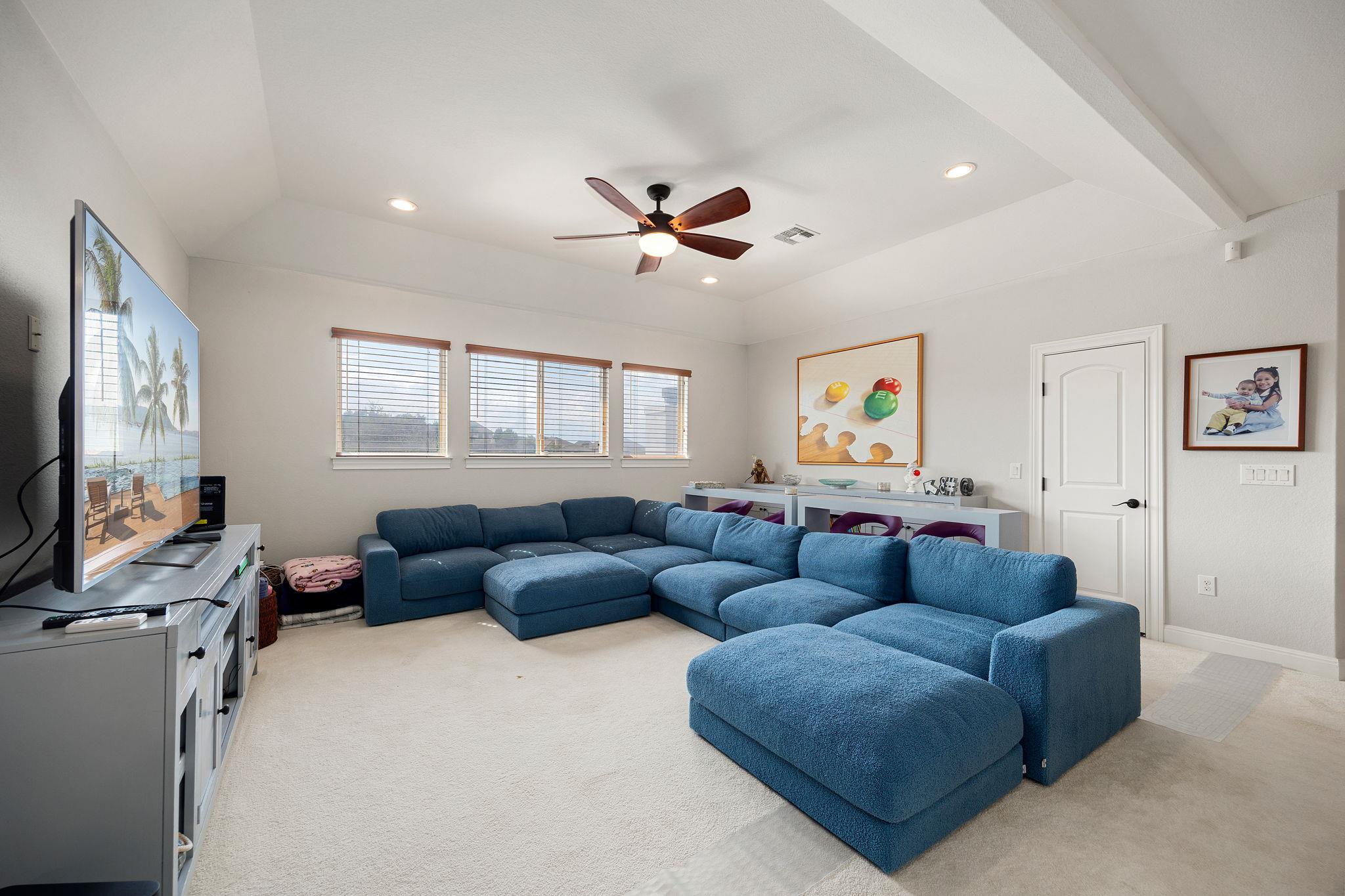 5240 Diamante Dr, Spicewood, TX 78669