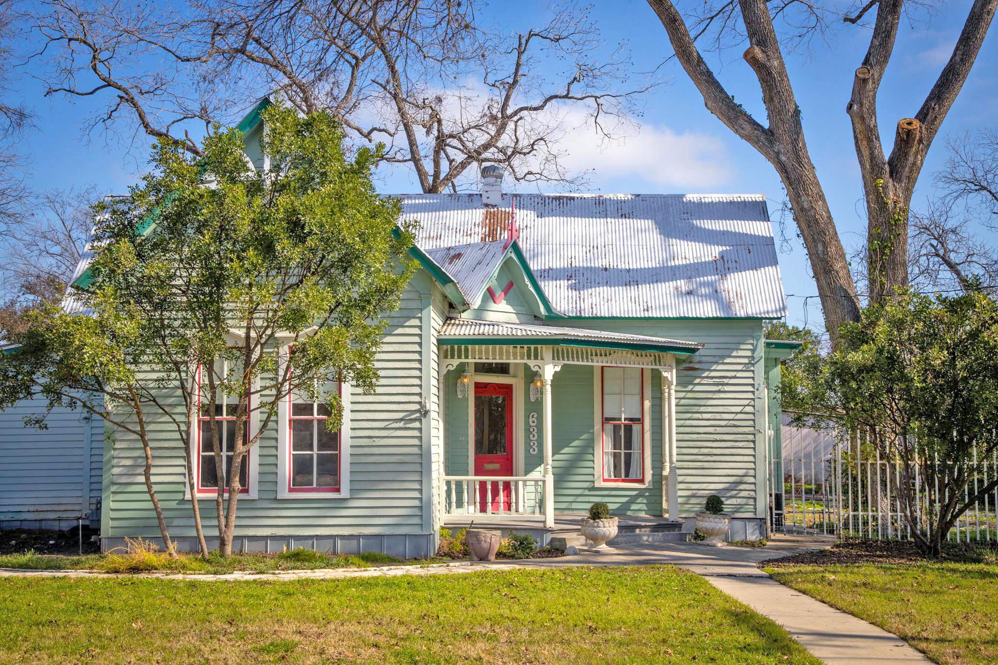 633 S Castell Ave, New Braunfels, TX 78130
