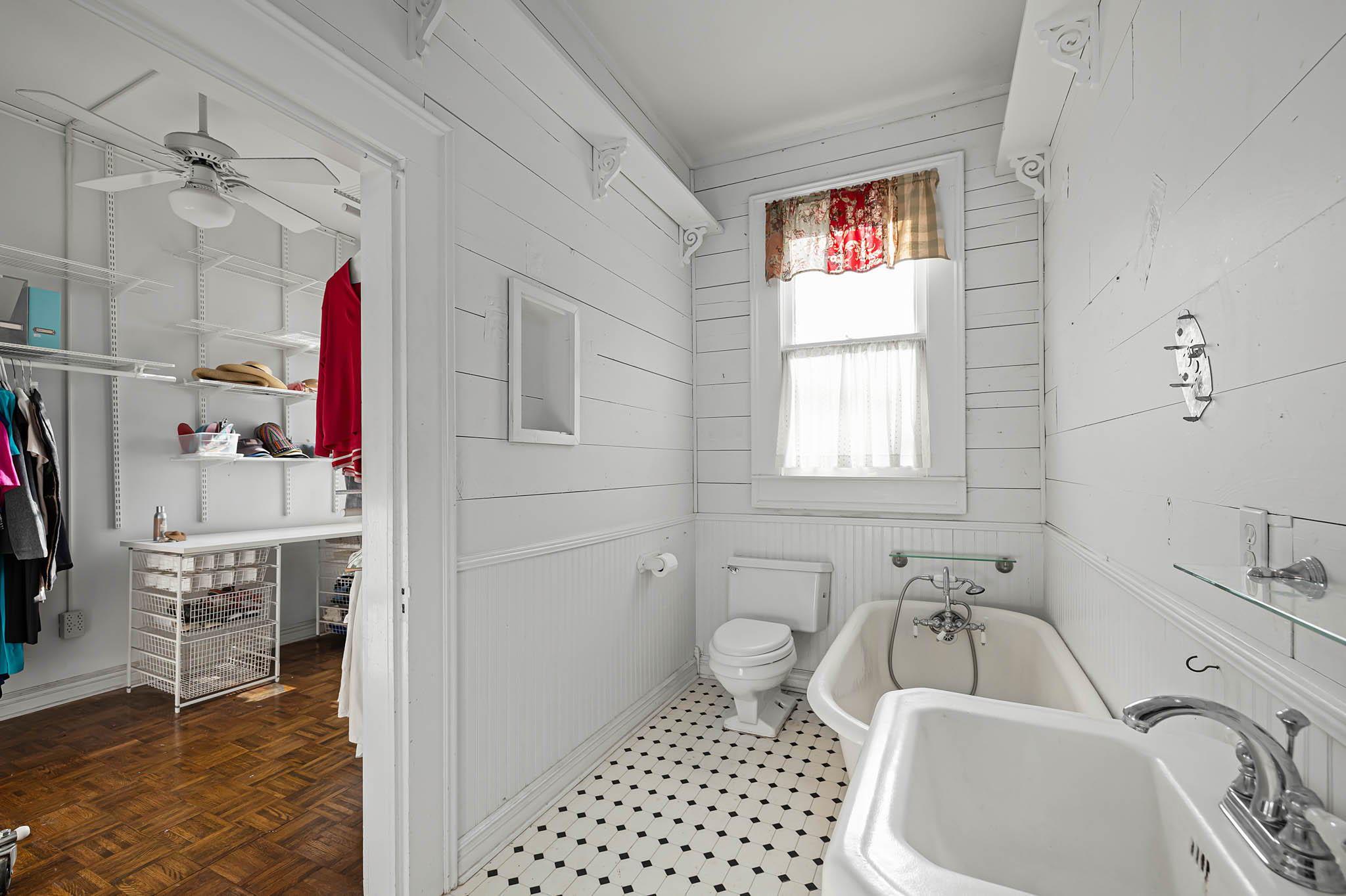 633 S Castell Ave, New Braunfels, TX 78130