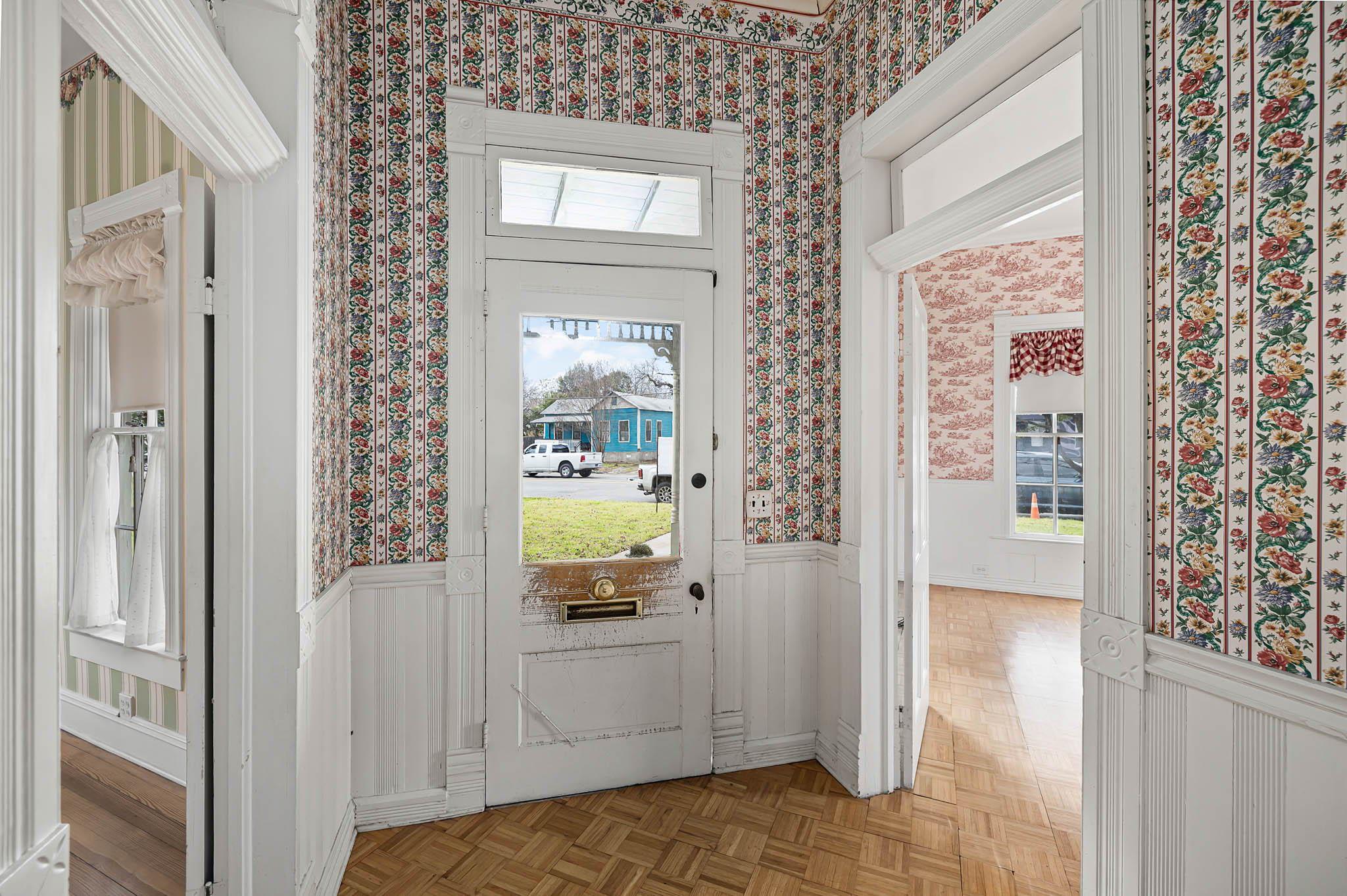 633 S Castell Ave, New Braunfels, TX 78130