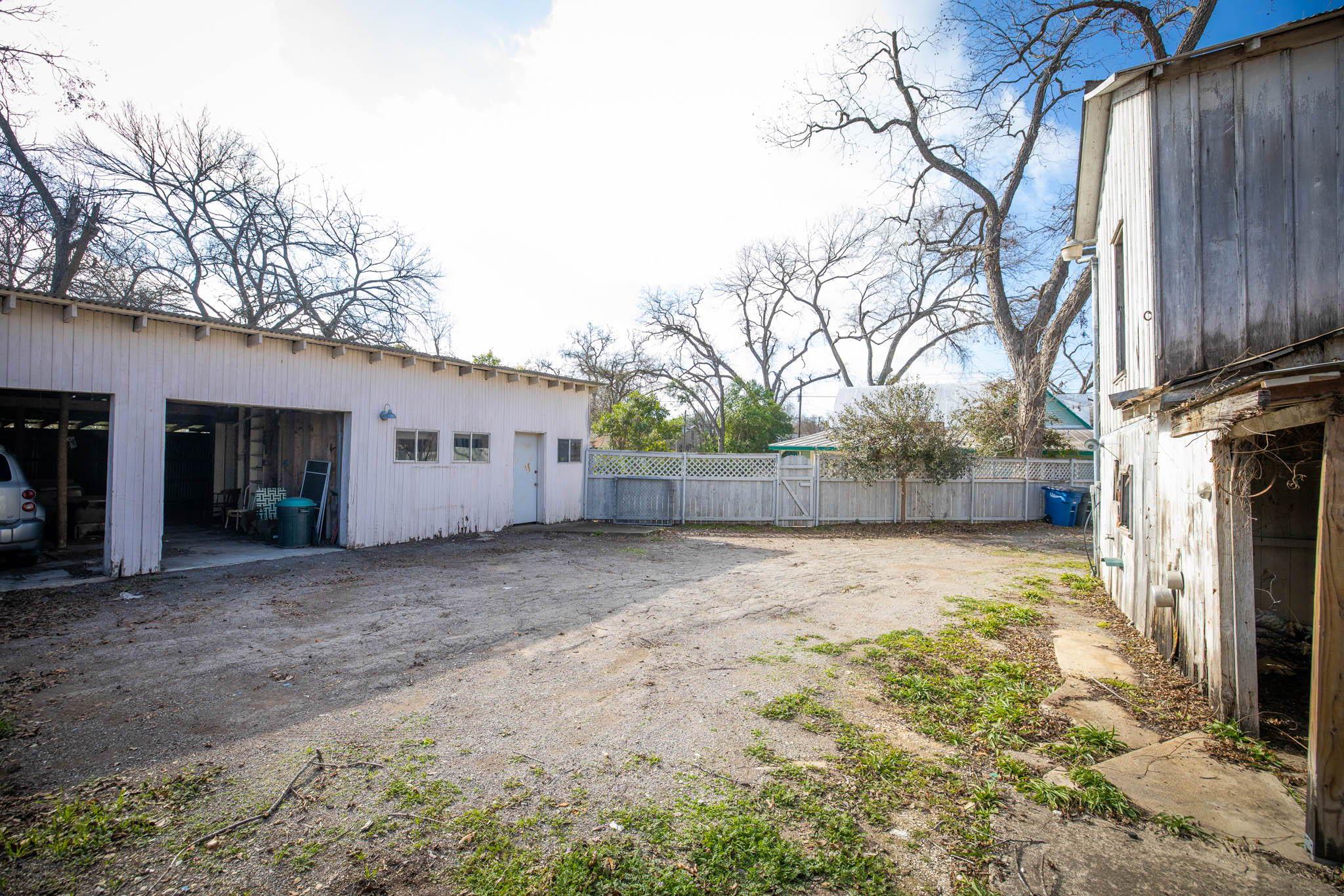 633 S Castell Ave, New Braunfels, TX 78130
