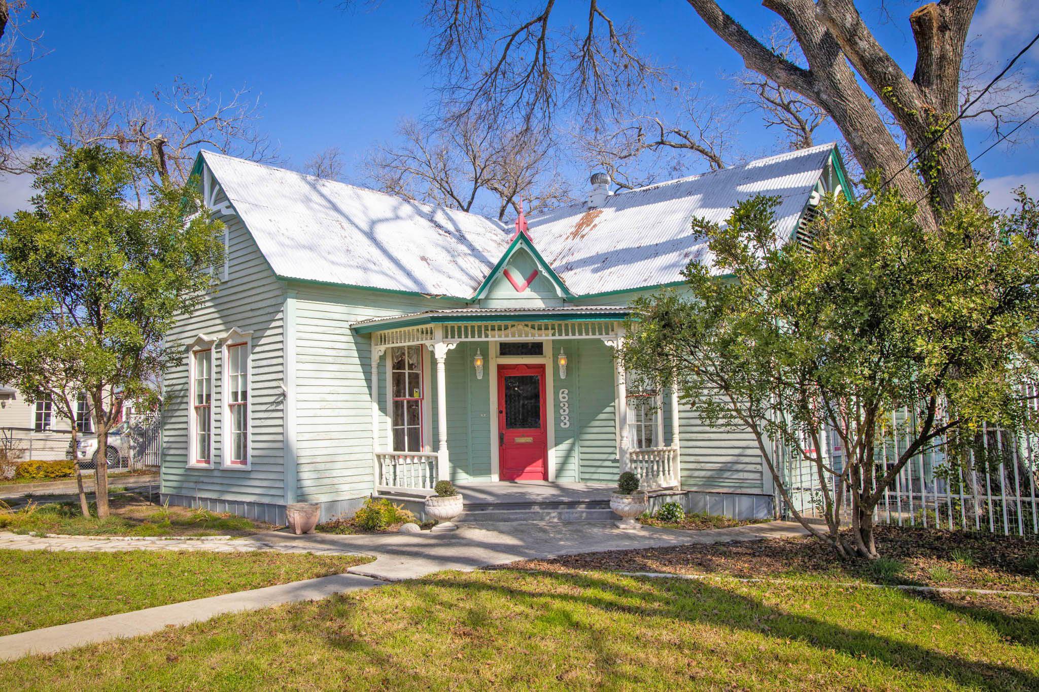 633 S Castell Ave, New Braunfels, TX 78130