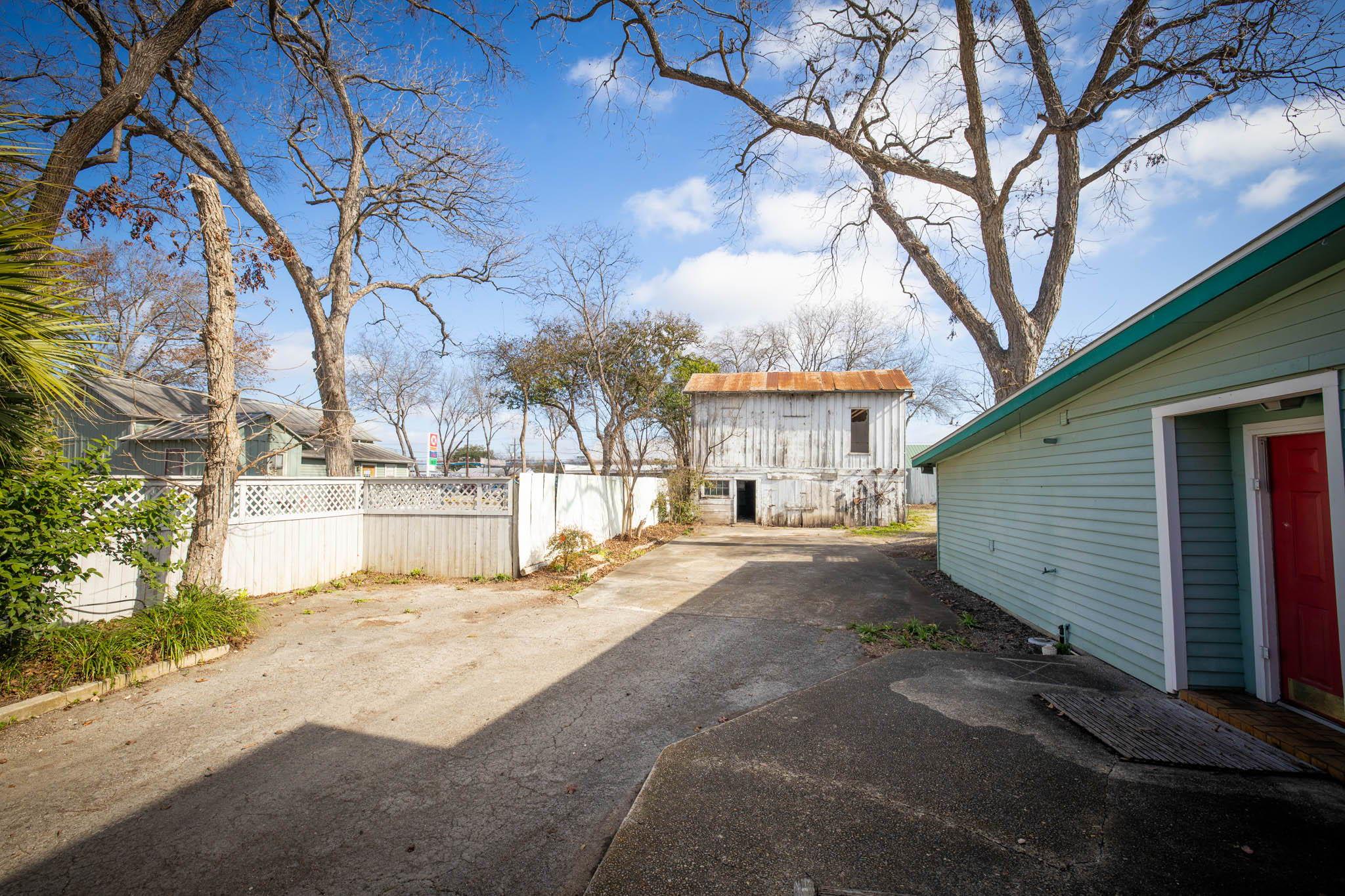 633 S Castell Ave, New Braunfels, TX 78130