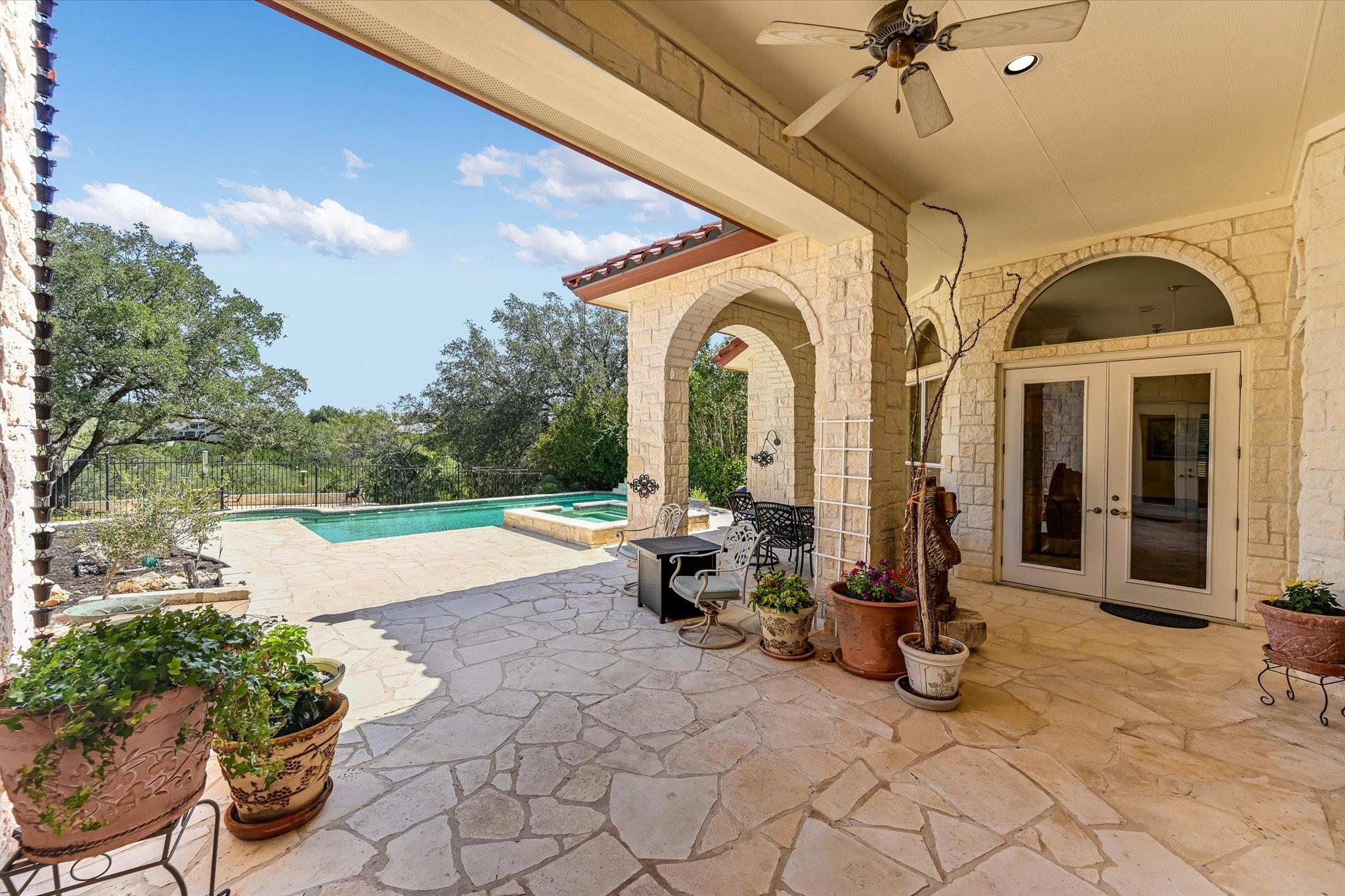 1001 Wesley Ridge Dr, Spicewood, TX 78669