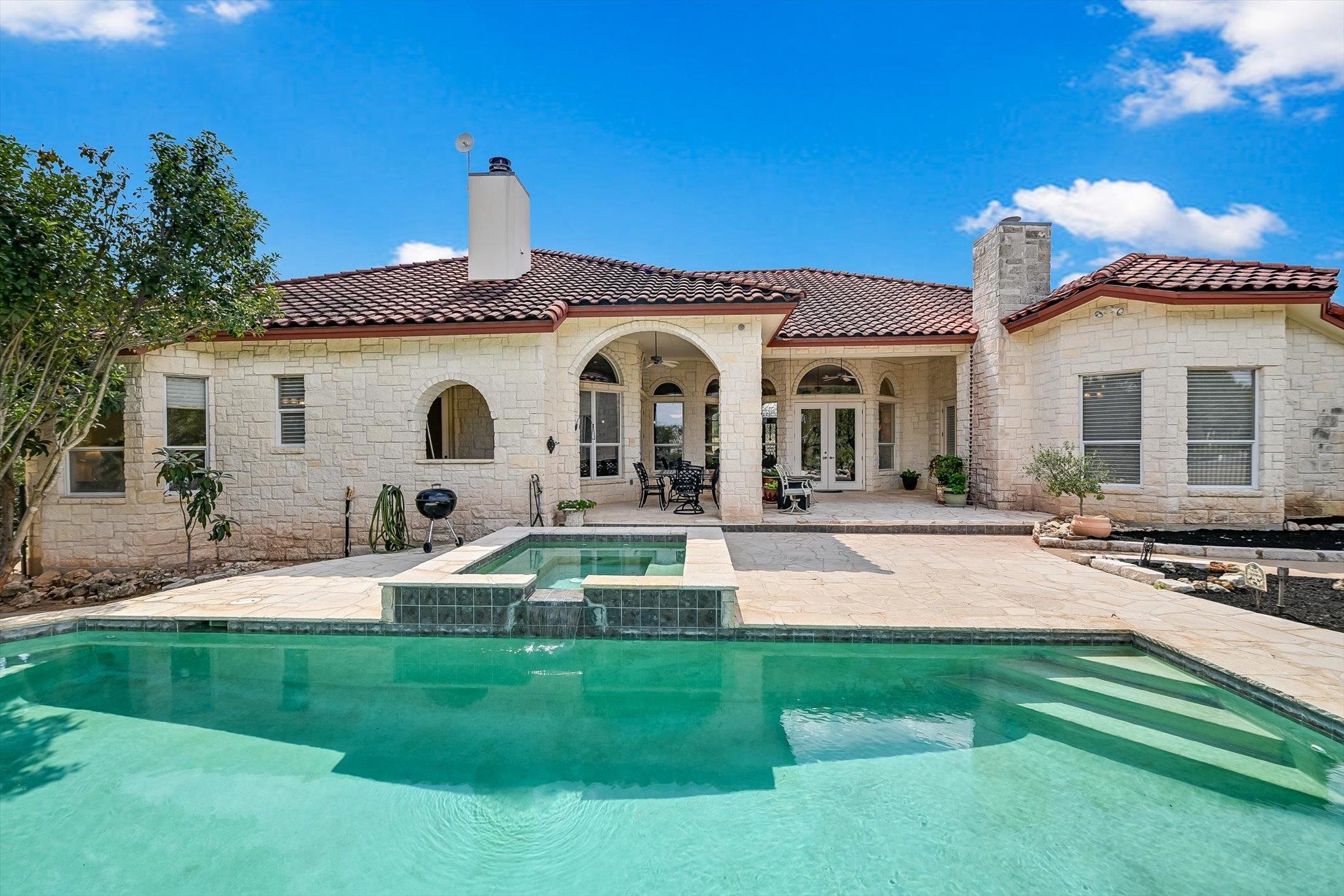 1001 Wesley Ridge Dr, Spicewood, TX 78669