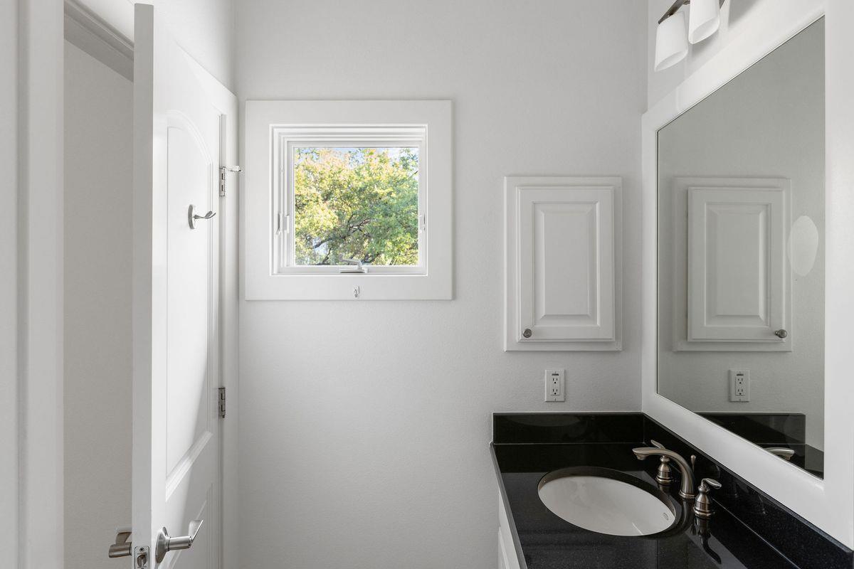 2308 W 9TH St # B, Austin, TX 78703