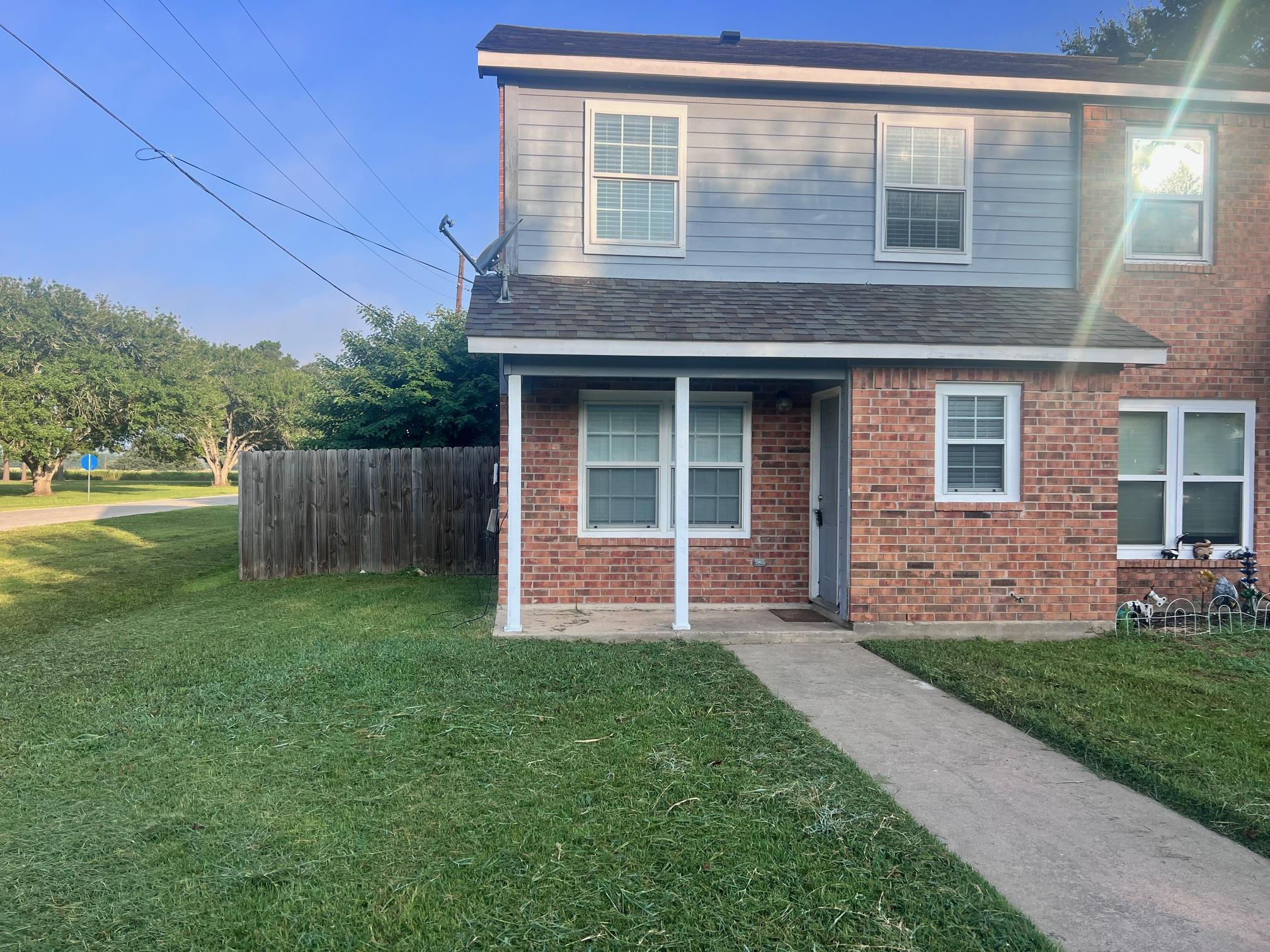306 Anderson St # B, Smithville, TX 78957