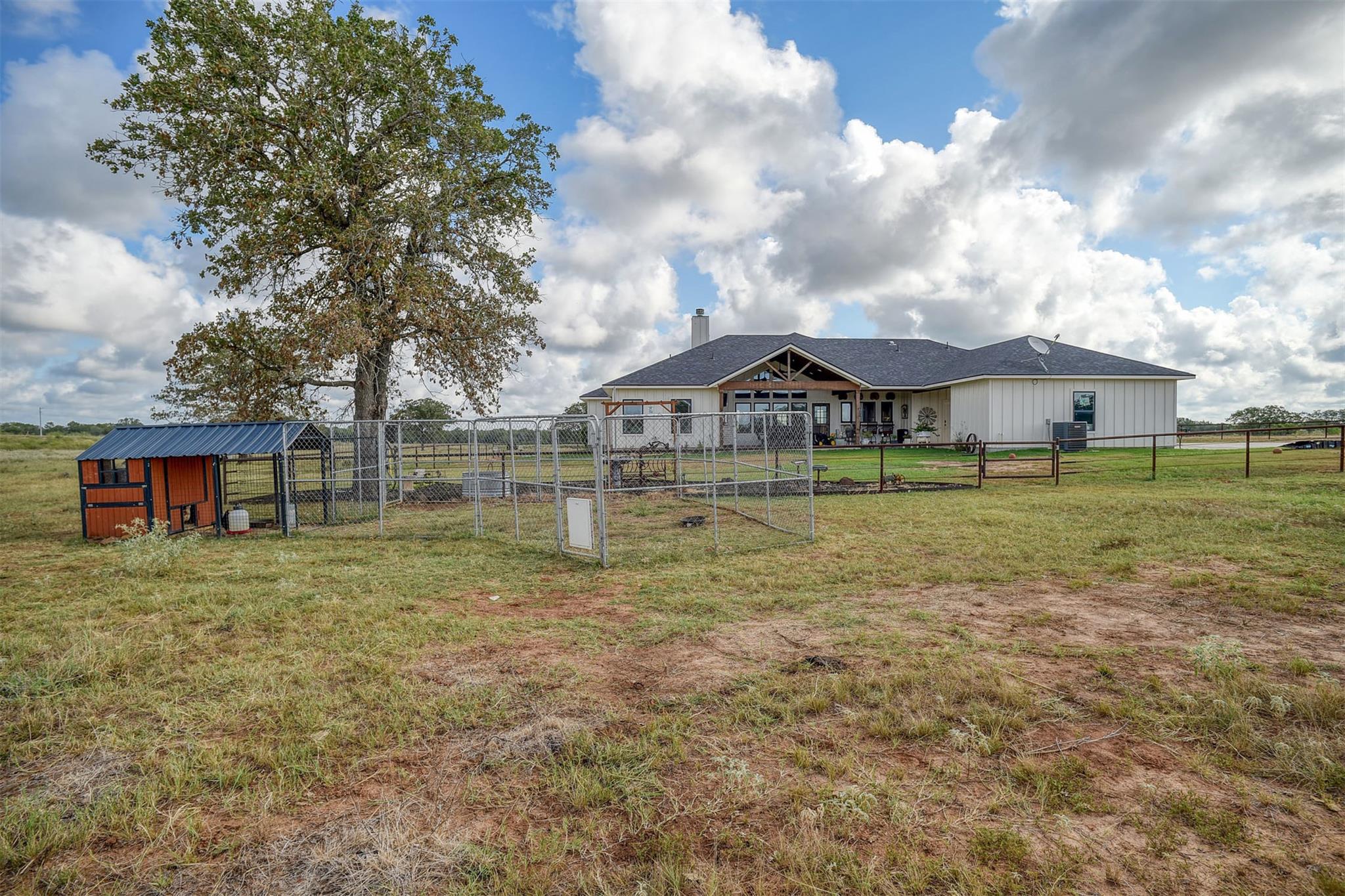 3553 Hunt Ln, Waelder, TX 78959