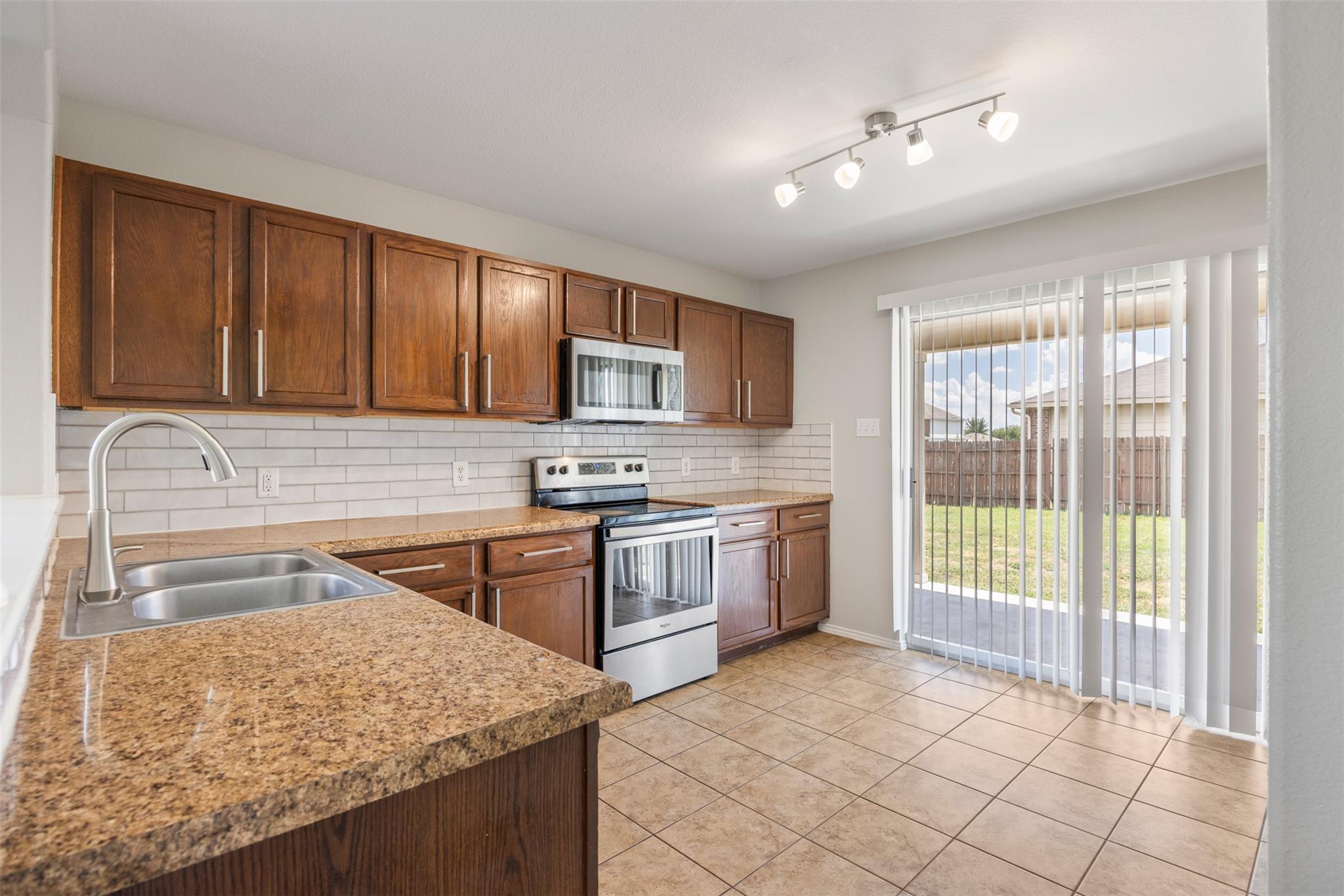 128 Luna Vista Dr, Hutto, TX 78634