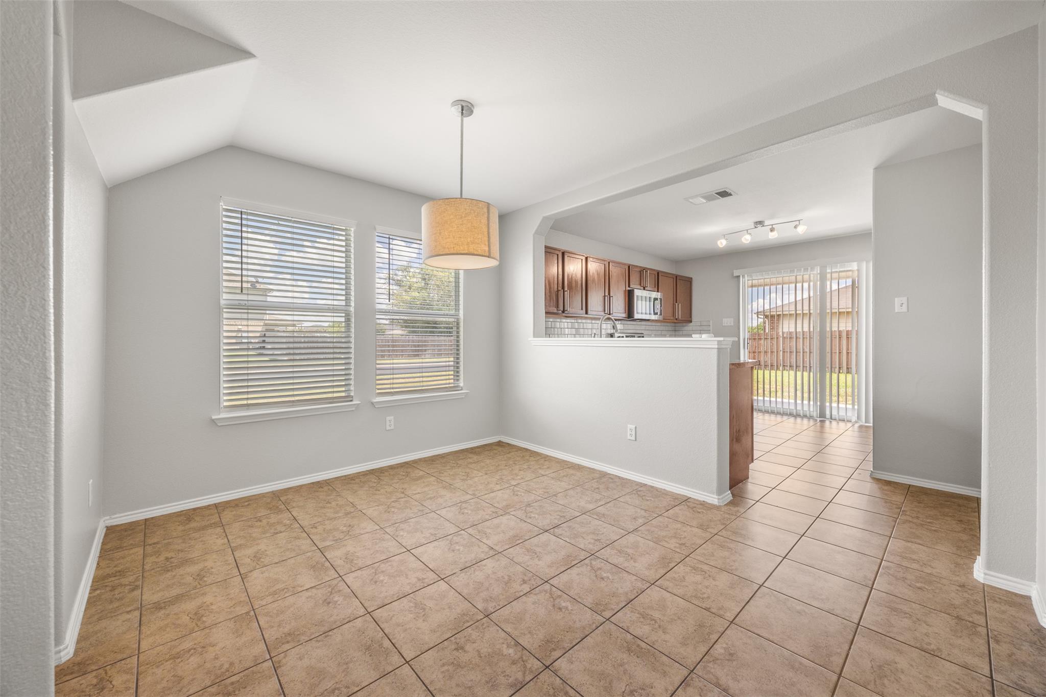 128 Luna Vista Dr, Hutto, TX 78634